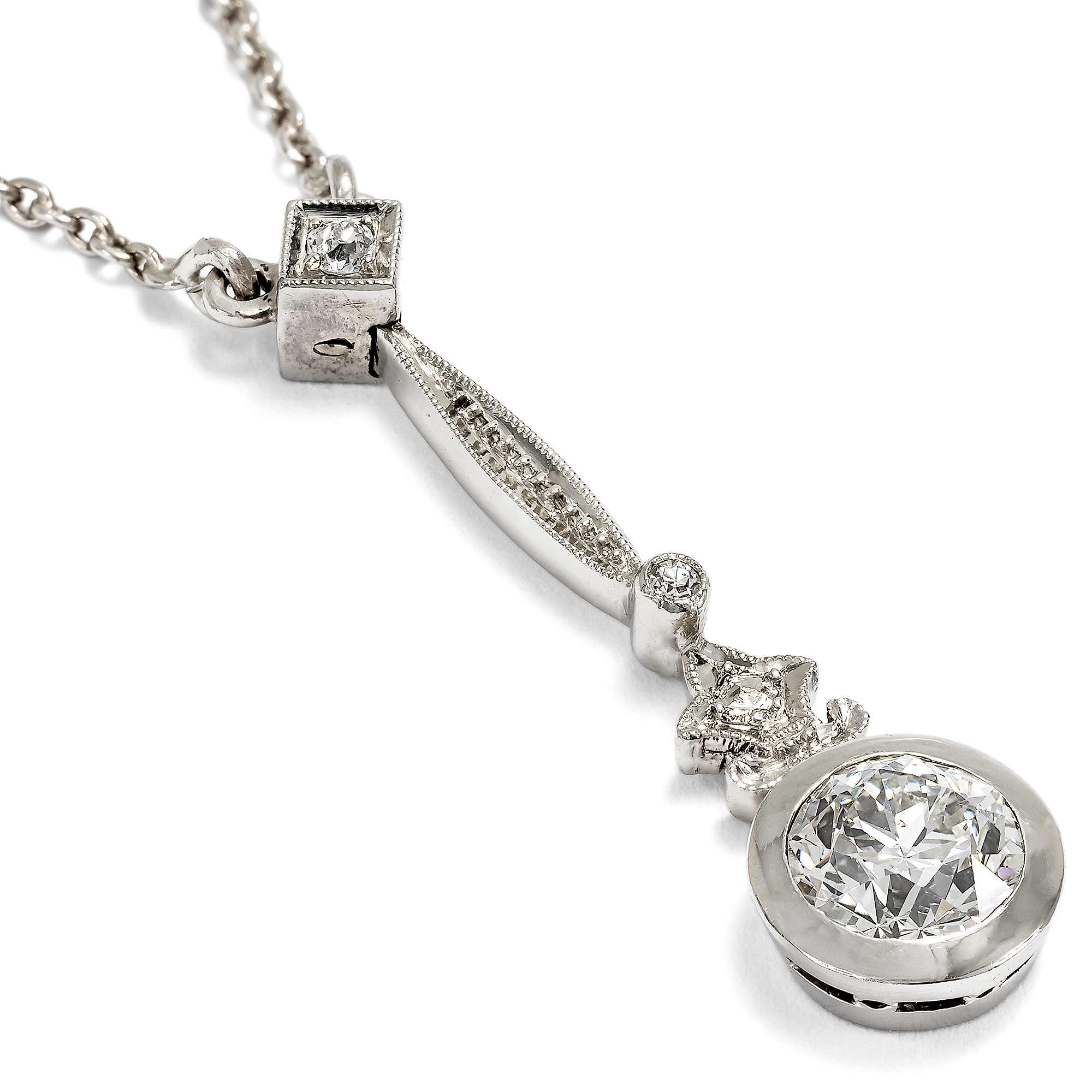 Zartes Collier aus Weißgold mit einem 0,90 ct Diamanten im Altschliff, um 1930 Zartes Collier aus Weißgold mit einem 0,90 ct Diamanten im Altschliff, um 1930