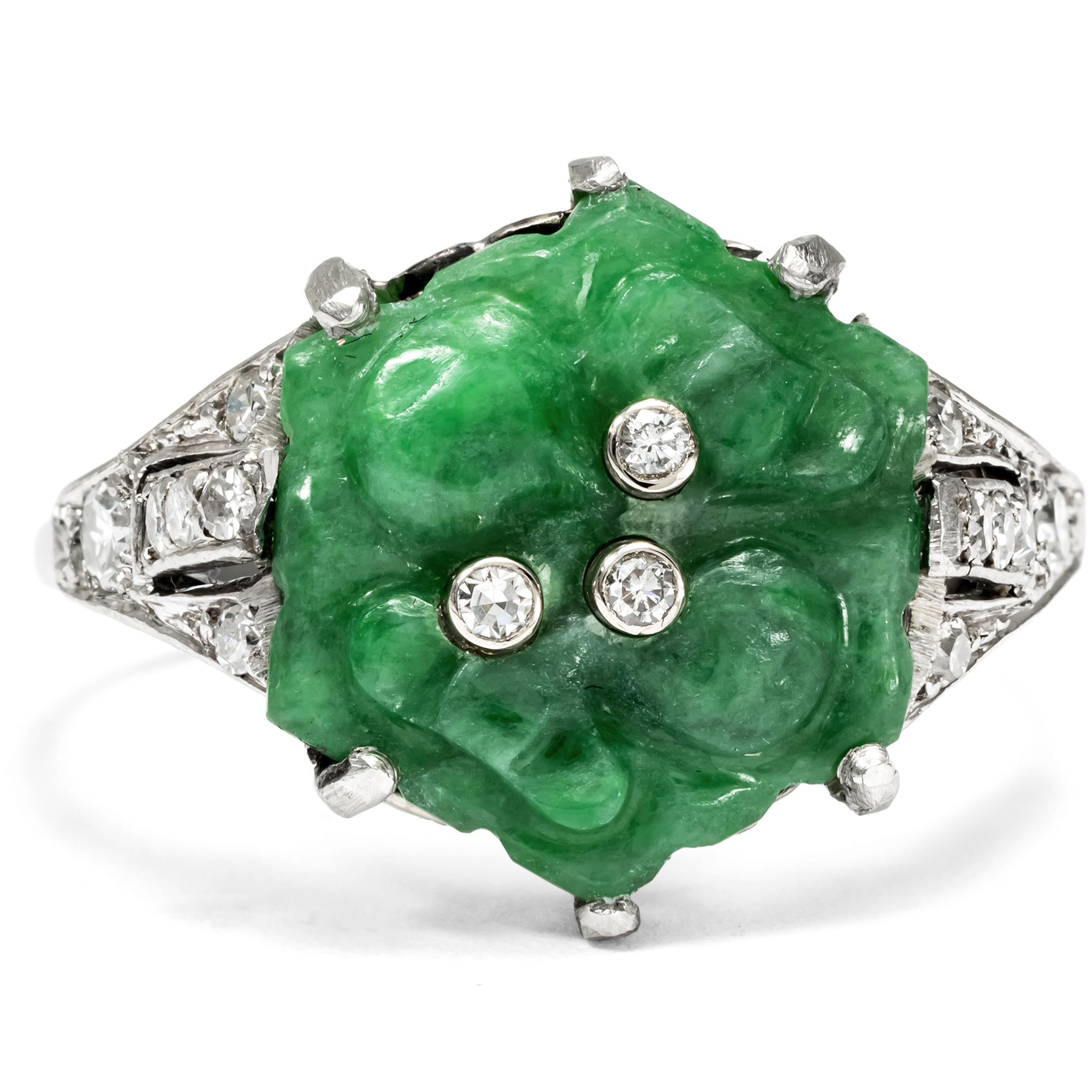 Eleganter Ring des Art Déco mit geschnitzter Jade & Diamanten, um 1930 Eleganter Ring des Art Déco mit geschnitzter Jade & Diamanten, um 1930