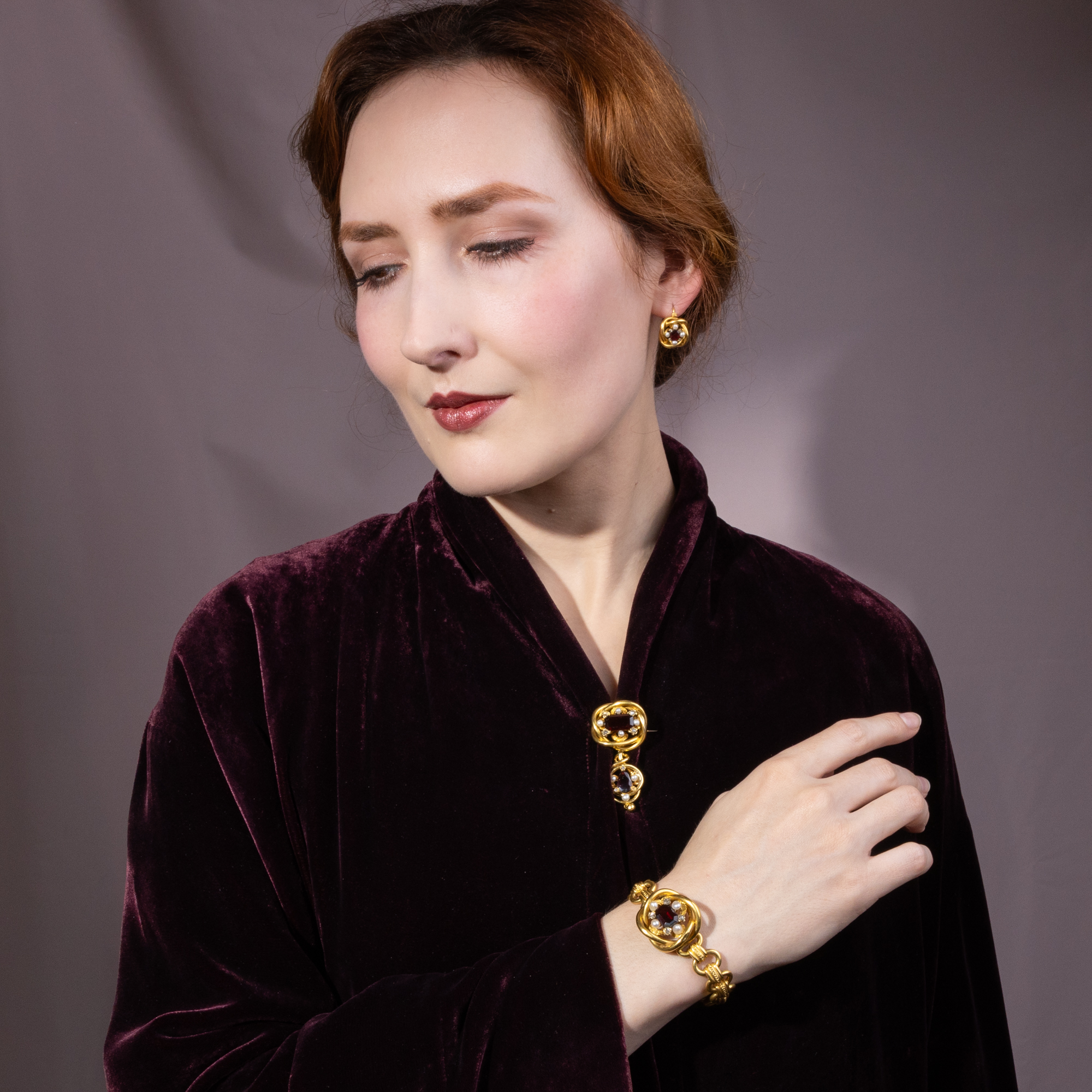 Prachtvolle Demi-Parure aus Granaten, Perlen & Diamanten in Gold, Wien um 1850 Prachtvolle Demi-Parure aus Granaten, Perlen & Diamanten in Gold, Wien um 1850