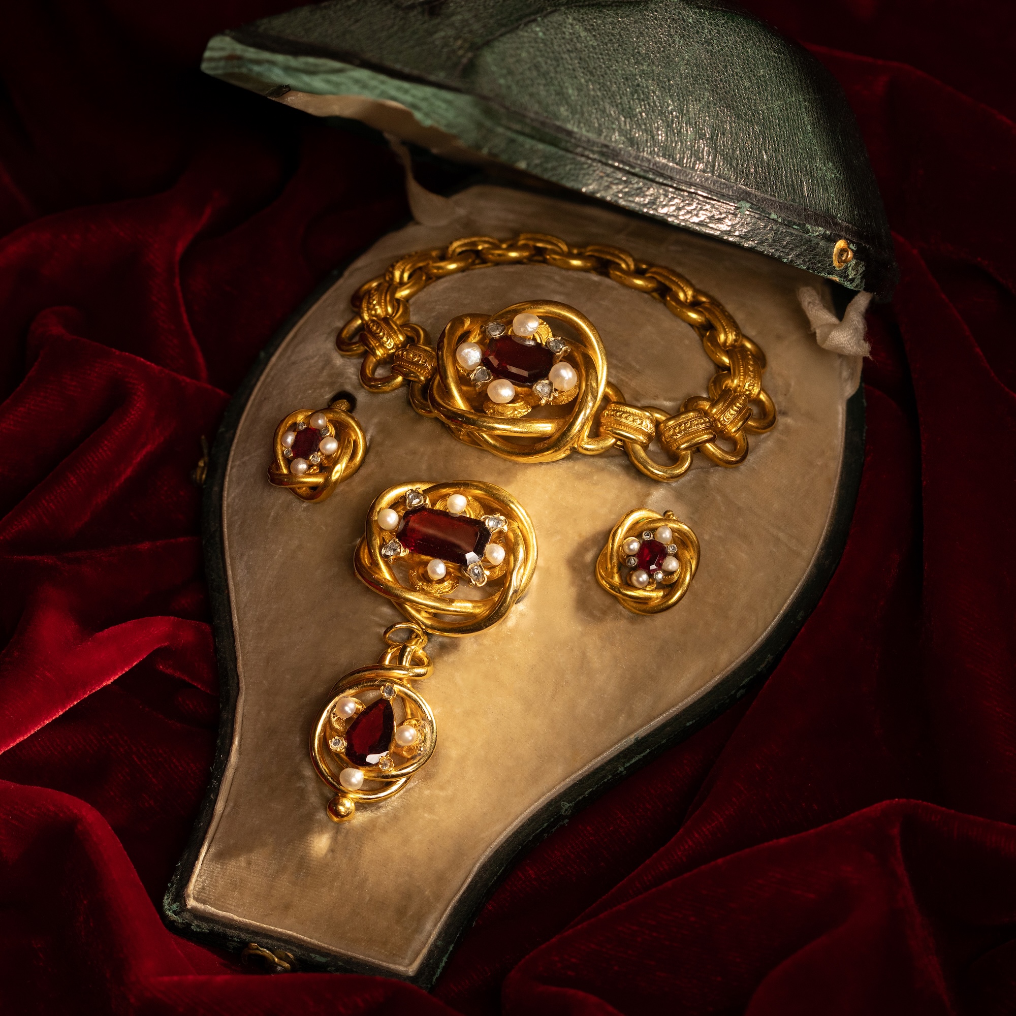 Prachtvolle Demi-Parure aus Granaten, Perlen & Diamanten in Gold, Wien um 1850 Prachtvolle Demi-Parure aus Granaten, Perlen & Diamanten in Gold, Wien um 1850