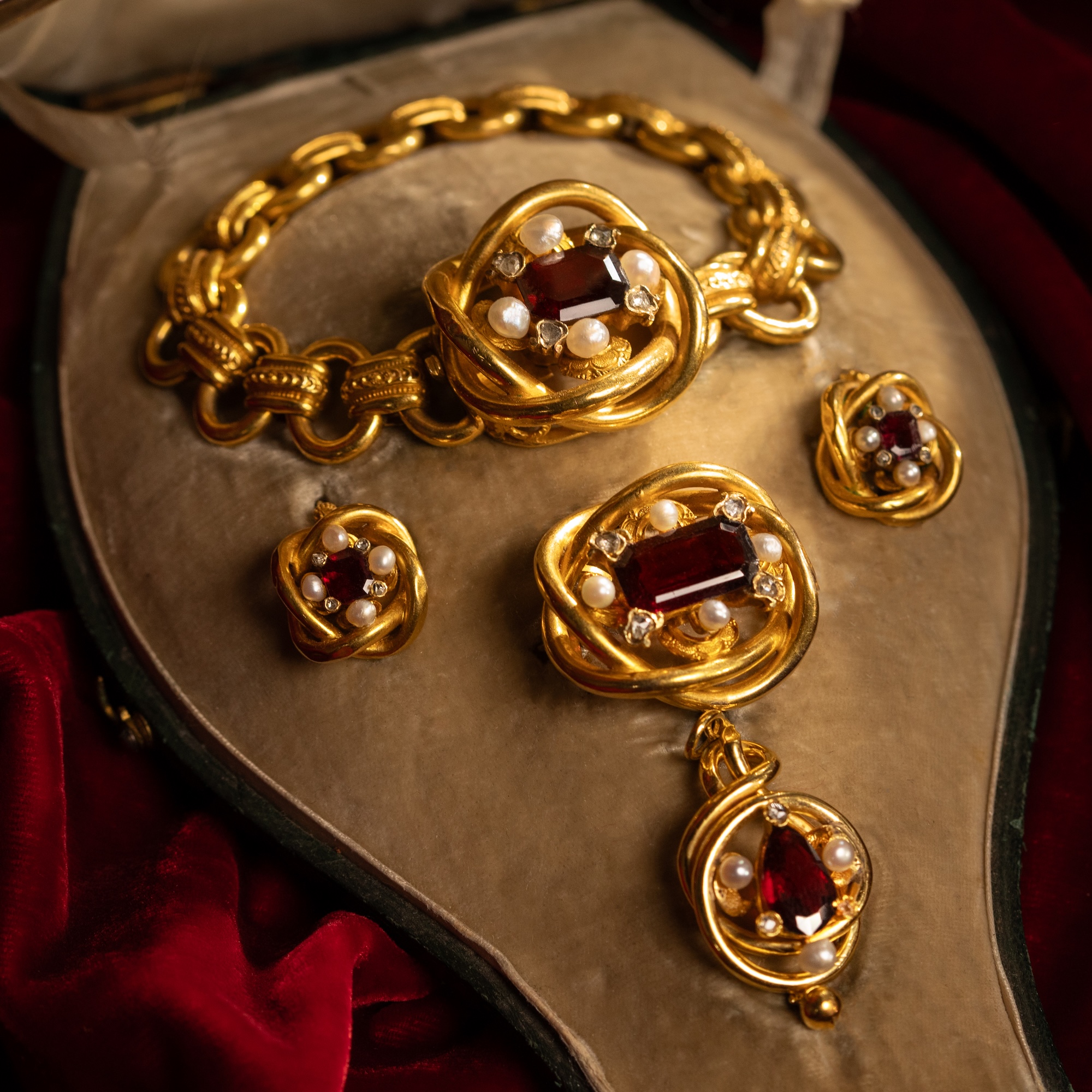 Prachtvolle Demi-Parure aus Granaten, Perlen & Diamanten in Gold, Wien um 1850 Prachtvolle Demi-Parure aus Granaten, Perlen & Diamanten in Gold, Wien um 1850