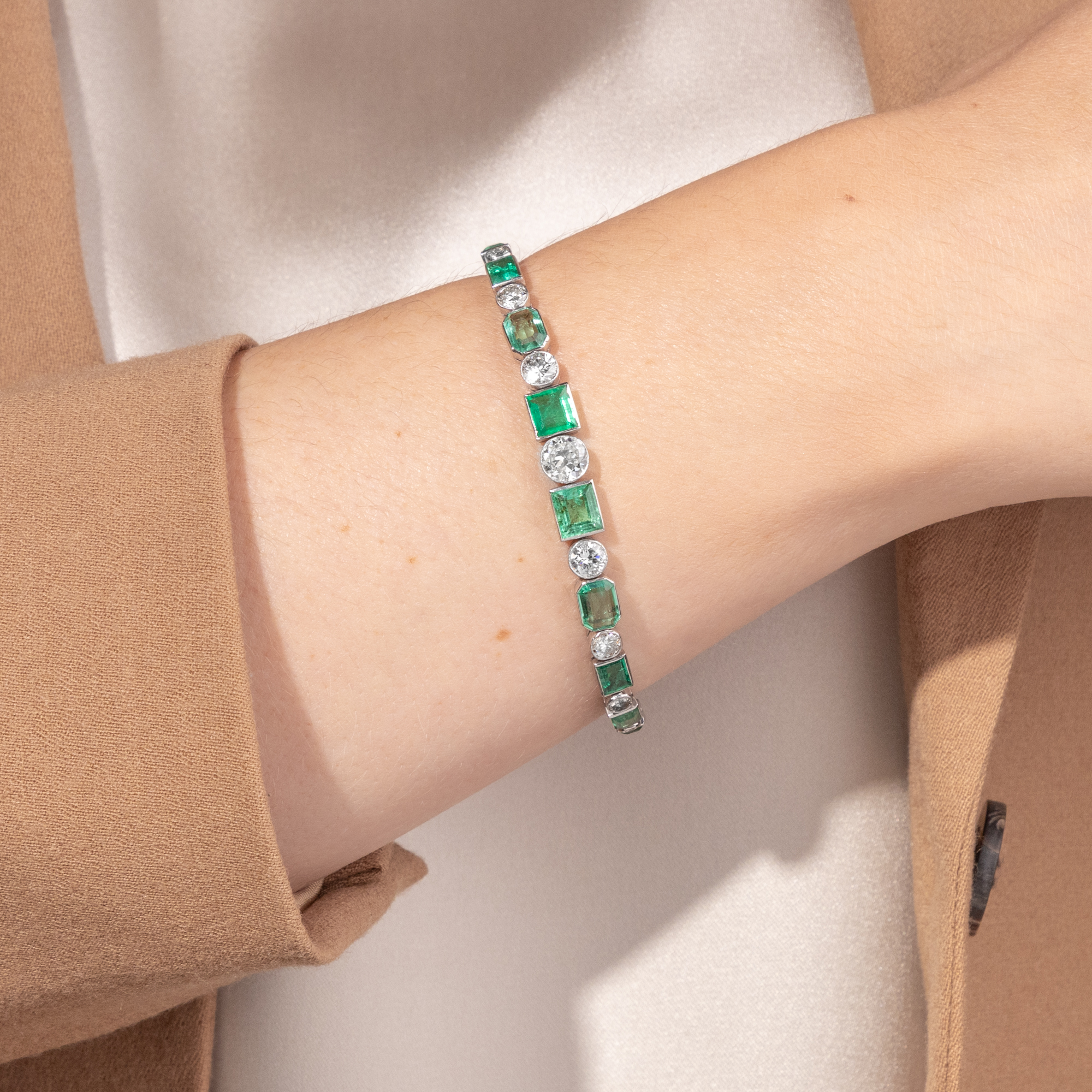 Exquisites Art Déco Armband mit Smaragden & Diamanten in Platin, um 1925 Exquisites Art Déco Armband mit Smaragden & Diamanten in Platin, um 1925