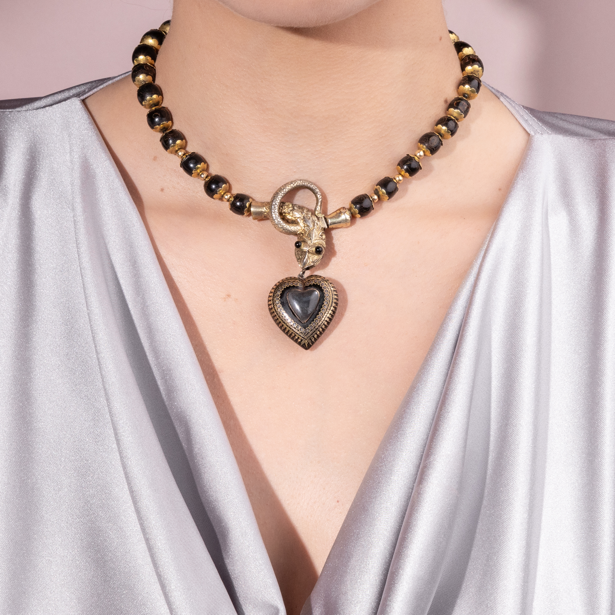 Viktorianisches Schlangen-Collier mit Medaillon in Gold & Horn, England um 1860 Viktorianisches Schlangen-Collier mit Medaillon in Gold & Horn, England um 1860