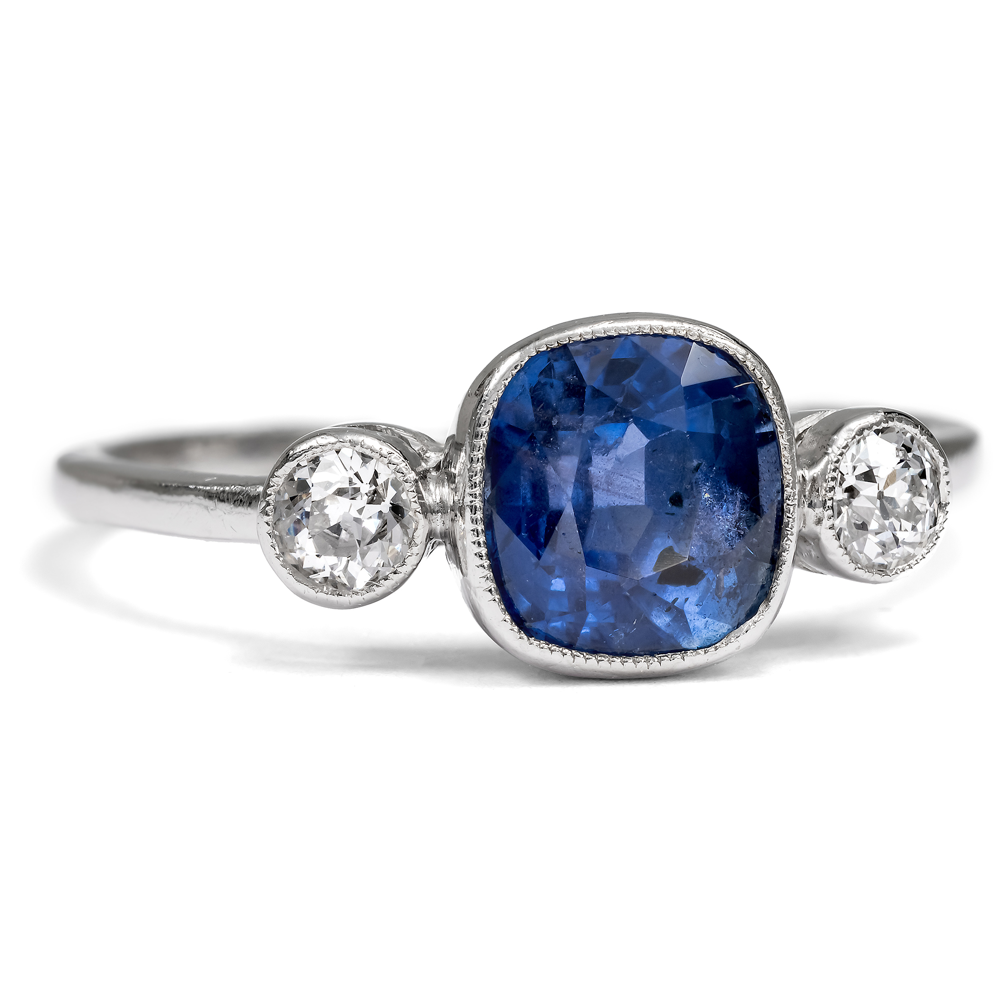 Klassischer „Trilogie“-Ring mit Saphir & Diamanten in Platin, um 1920 Klassischer „Trilogie“-Ring mit Saphir & Diamanten in Platin, um 1920
