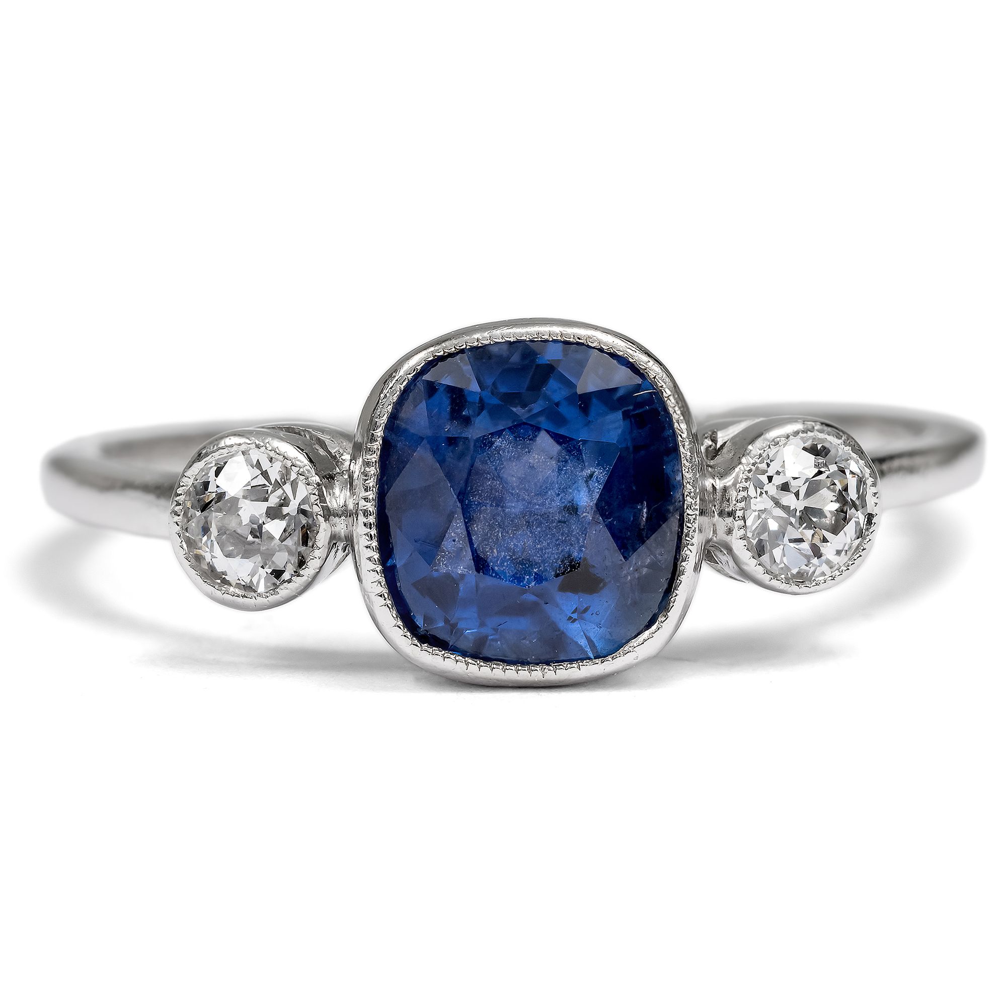 Klassischer „Trilogie“-Ring mit Saphir & Diamanten in Platin, um 1920 Klassischer „Trilogie“-Ring mit Saphir & Diamanten in Platin, um 1920