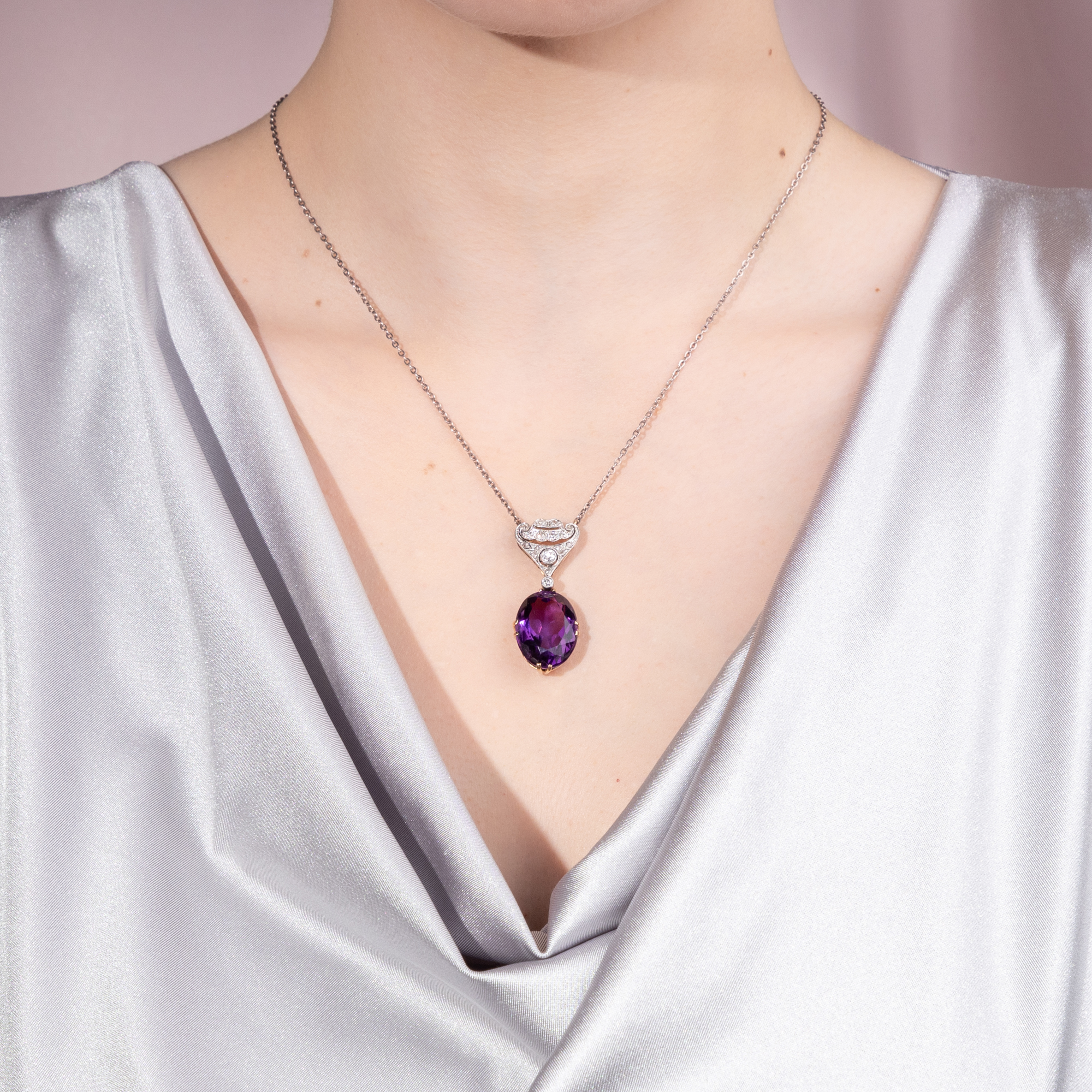 Elegantes Collier mit Amethyst & Diamanten in Gold & Platin, um 1930 Elegantes Collier mit Amethyst & Diamanten in Gold & Platin, um 1930