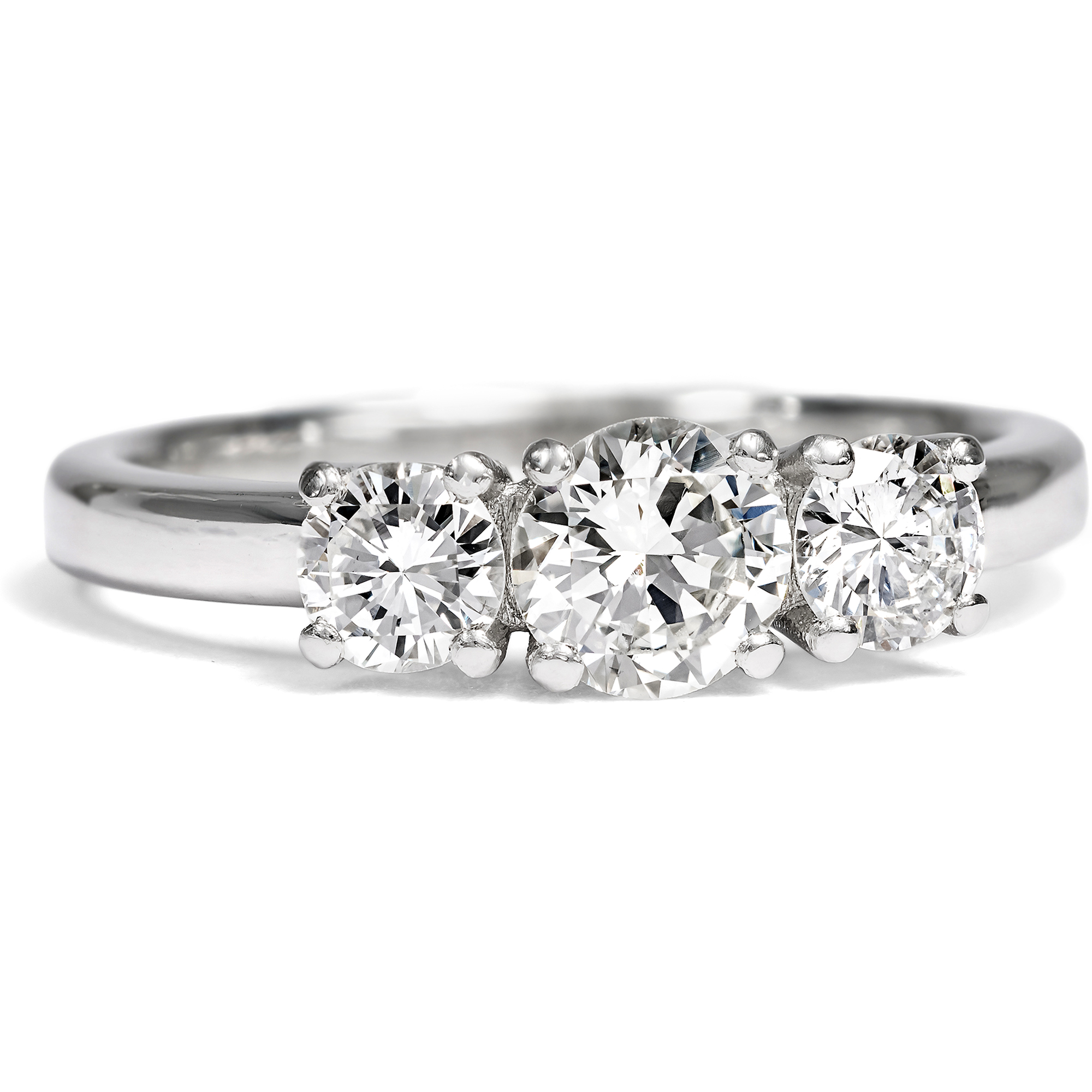 Ungetragener „Trilogie“-Ring mit vintage Brillanten in Platin aus unserer Werkstatt Ungetragener „Trilogie“-Ring mit vintage Brillanten in Platin aus unserer Werkstatt