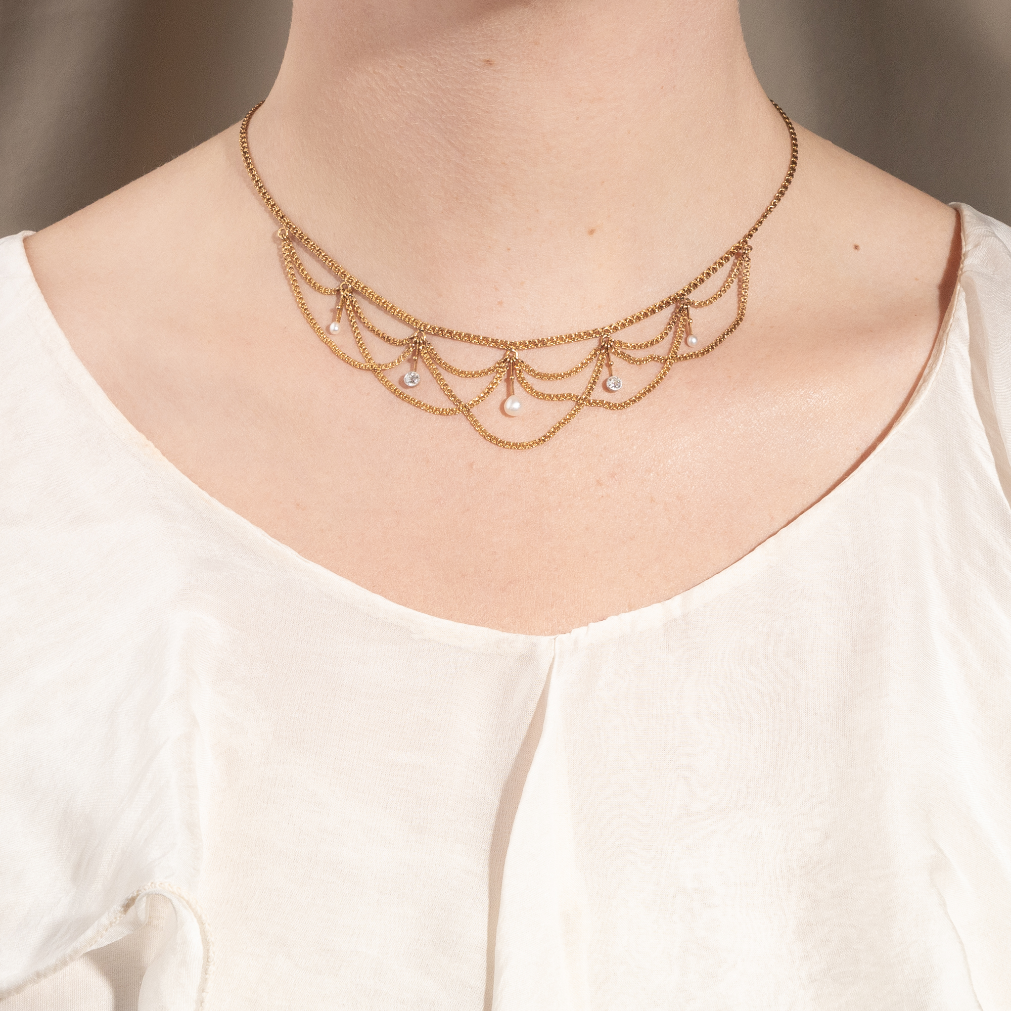 Zartes Collier mit Diamanten & Naturperlen in Gold, um 1900 Zartes Collier mit Diamanten & Naturperlen in Gold, um 1900