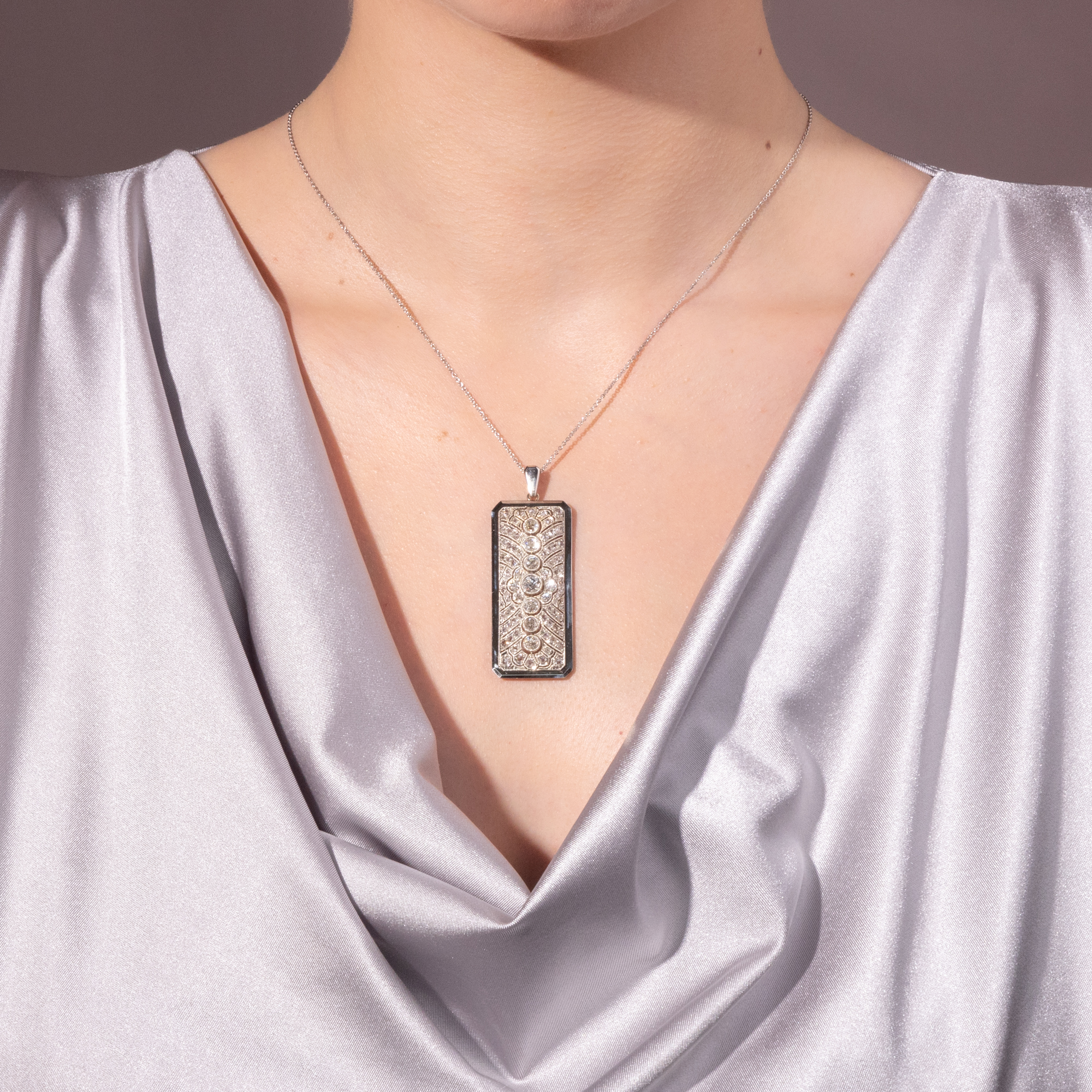 Eleganter Anhänger des Art Déco mit Diamanten in Platin, um 1930 & später Eleganter Anhänger des Art Déco mit Diamanten in Platin, um 1930 & später