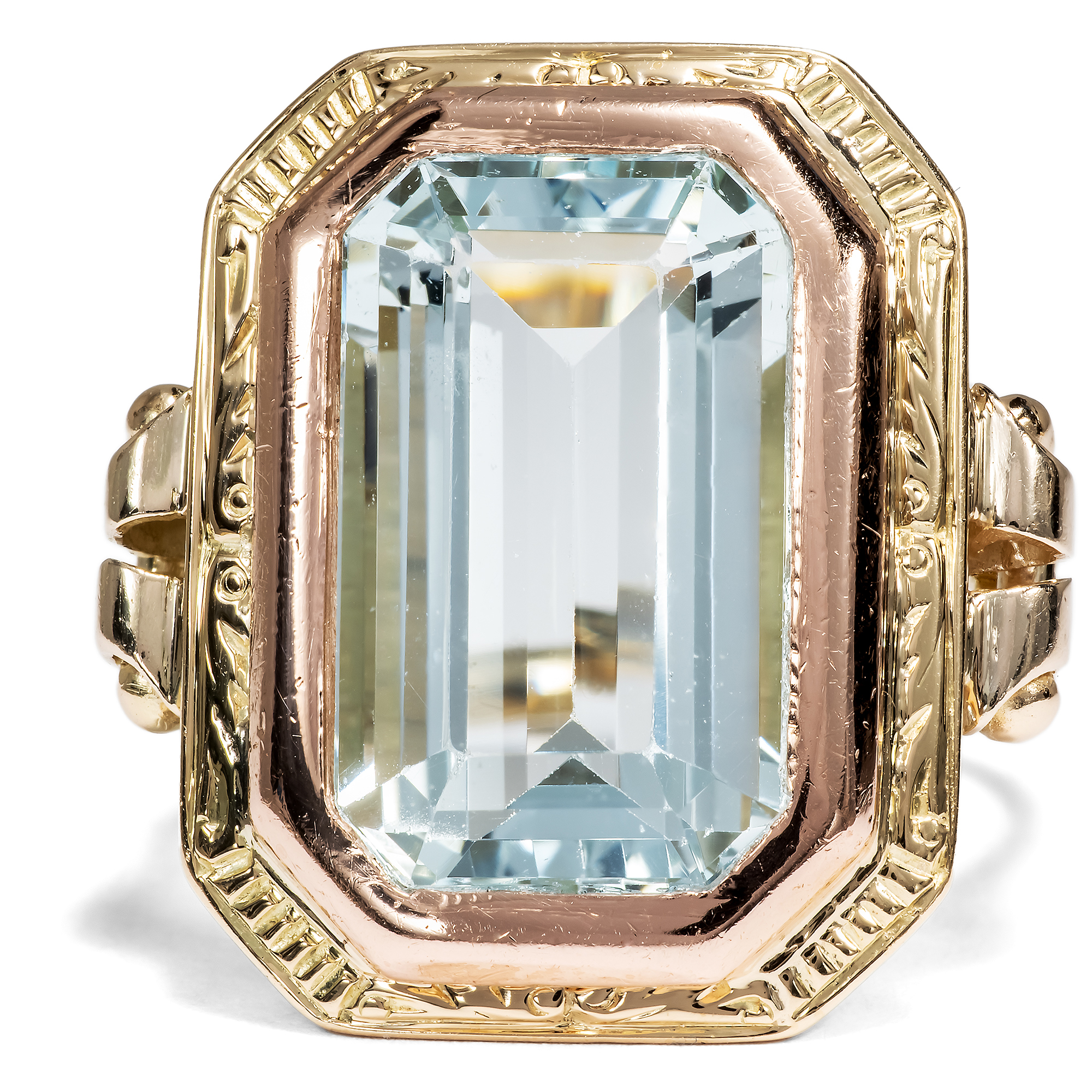 Eleganter Ring mit Aquamarin in zweifarbigem Gold, 1930er Jahre Eleganter Ring mit Aquamarin in zweifarbigem Gold, 1930er Jahre