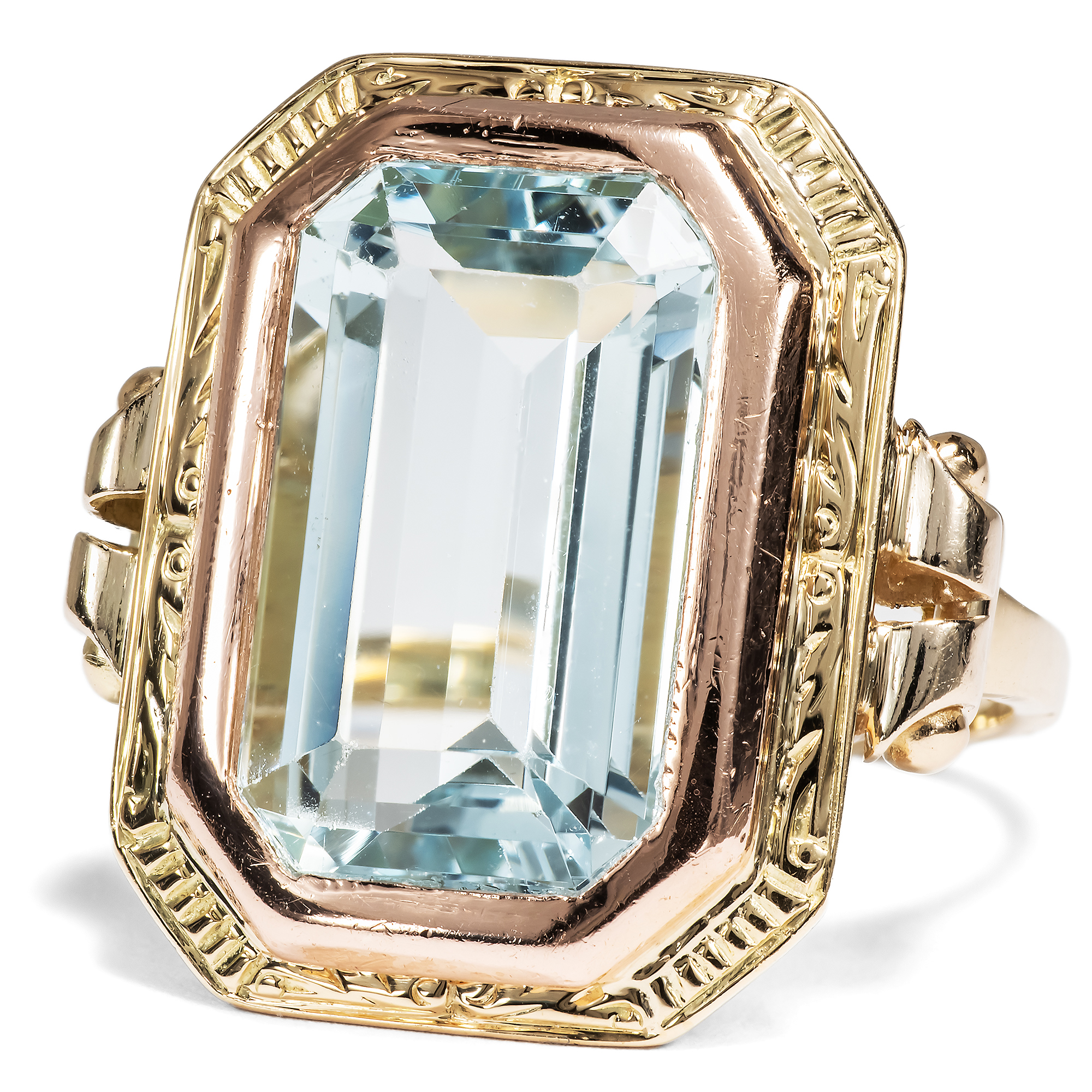 Eleganter Ring mit Aquamarin in zweifarbigem Gold, 1930er Jahre Eleganter Ring mit Aquamarin in zweifarbigem Gold, 1930er Jahre