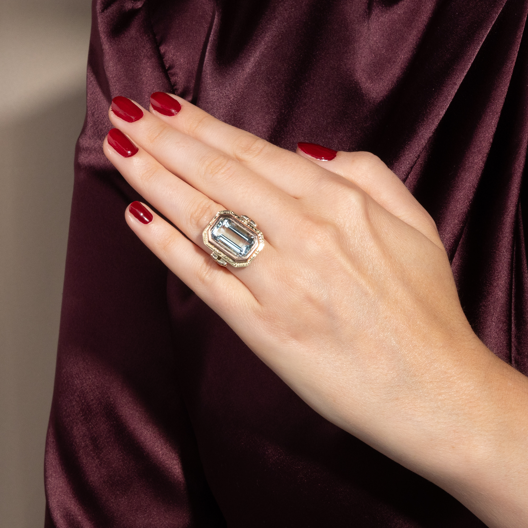 Eleganter Ring mit Aquamarin in zweifarbigem Gold, 1930er Jahre Eleganter Ring mit Aquamarin in zweifarbigem Gold, 1930er Jahre