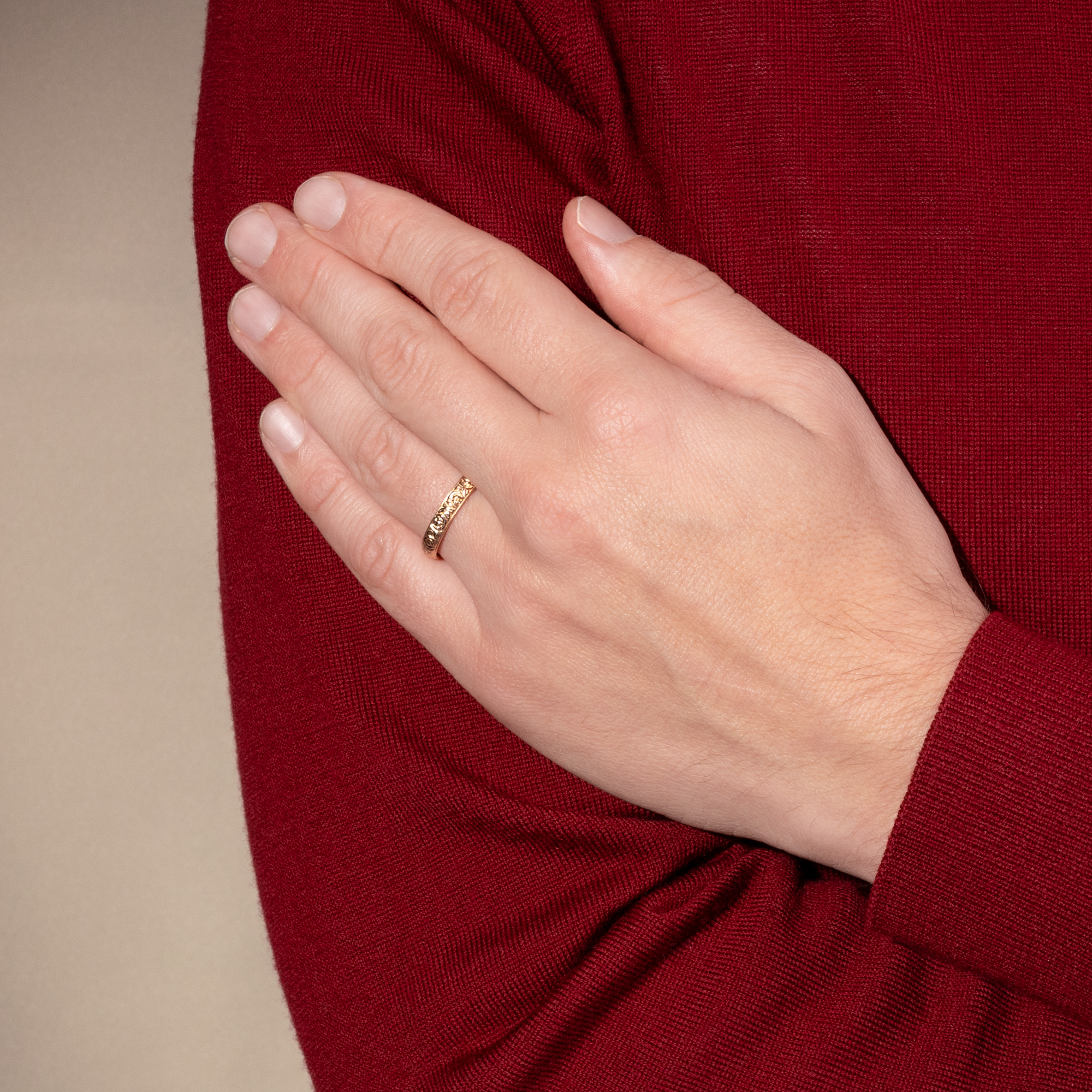 Mittelbreiter Ring aus hochkarätigem Gelbgold aus unserer Werkstatt Mittelbreiter Ring aus hochkarätigem Gelbgold aus unserer Werkstatt