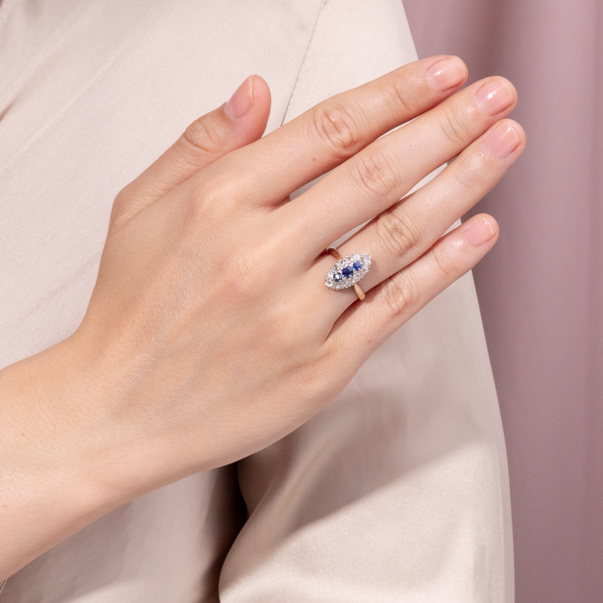 Viktorianischer Schiffchenring aus Gold und Silber mit Diamanten und Saphiren, um 1890 Viktorianischer Schiffchenring aus Gold und Silber mit Diamanten und Saphiren, um 1890