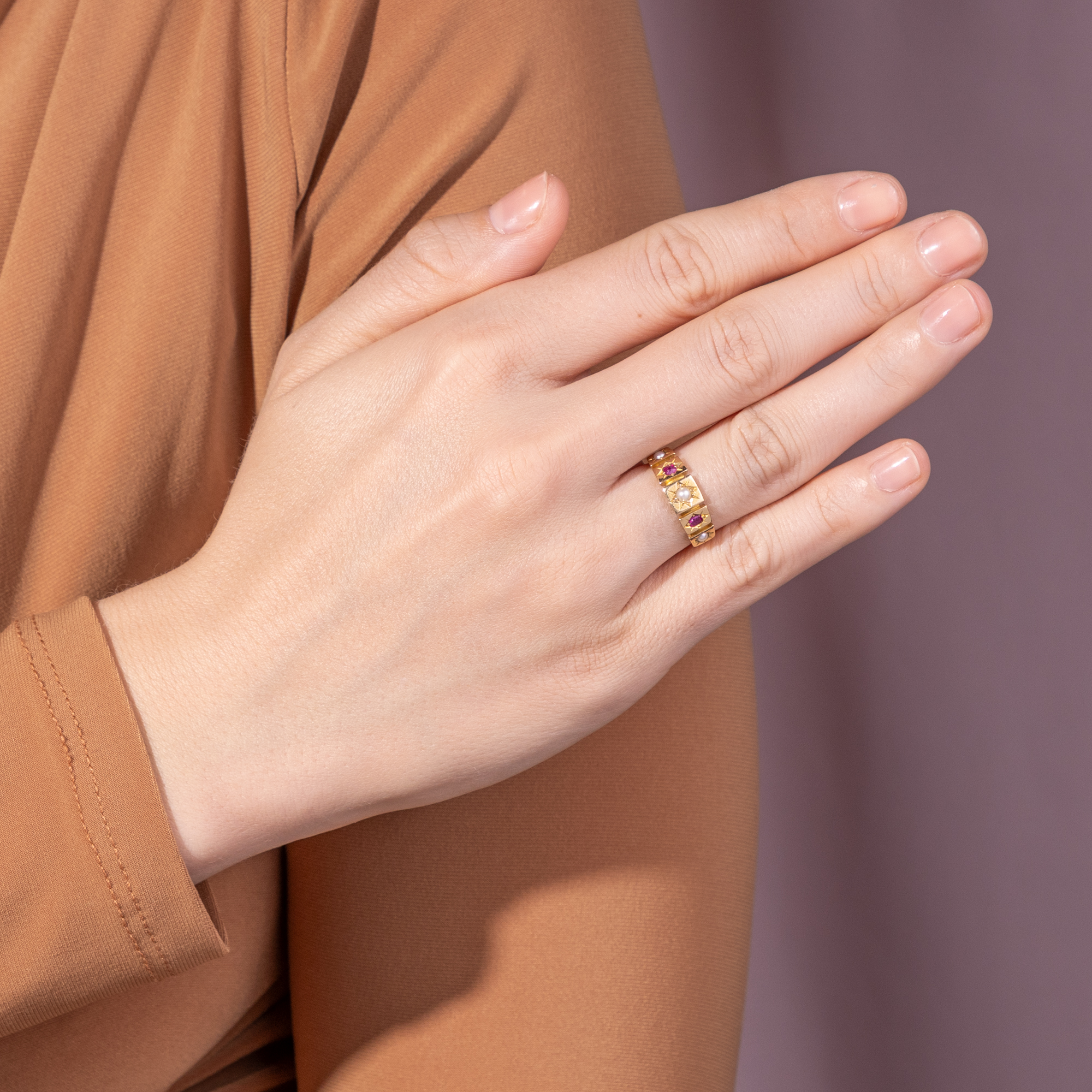 Viktorianischer Ring mit Rubinen & Diamanten in Gold, Birmingham 1877 Viktorianischer Ring mit Rubinen & Diamanten in Gold, Birmingham 1877