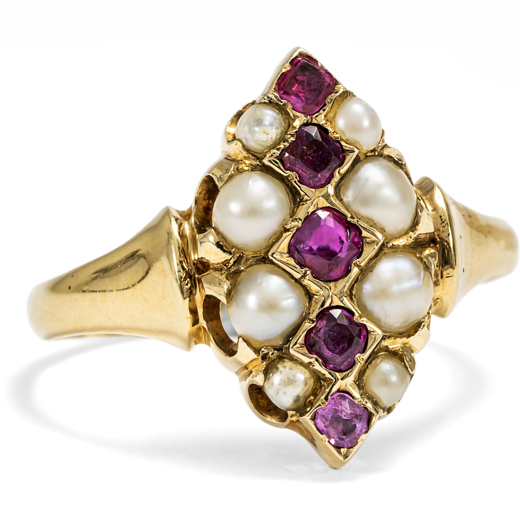 Zarter Schiffchenring aus Gold mit Rubinen & Naturperlen, Birmingham 1921 Zarter Schiffchenring aus Gold mit Rubinen & Naturperlen, Birmingham 1921