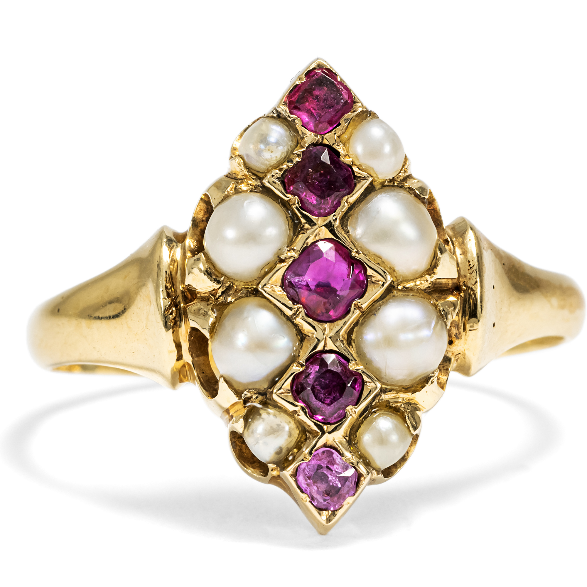 Zarter Schiffchenring aus Gold mit Rubinen & Naturperlen, Birmingham 1921 Zarter Schiffchenring aus Gold mit Rubinen & Naturperlen, Birmingham 1921