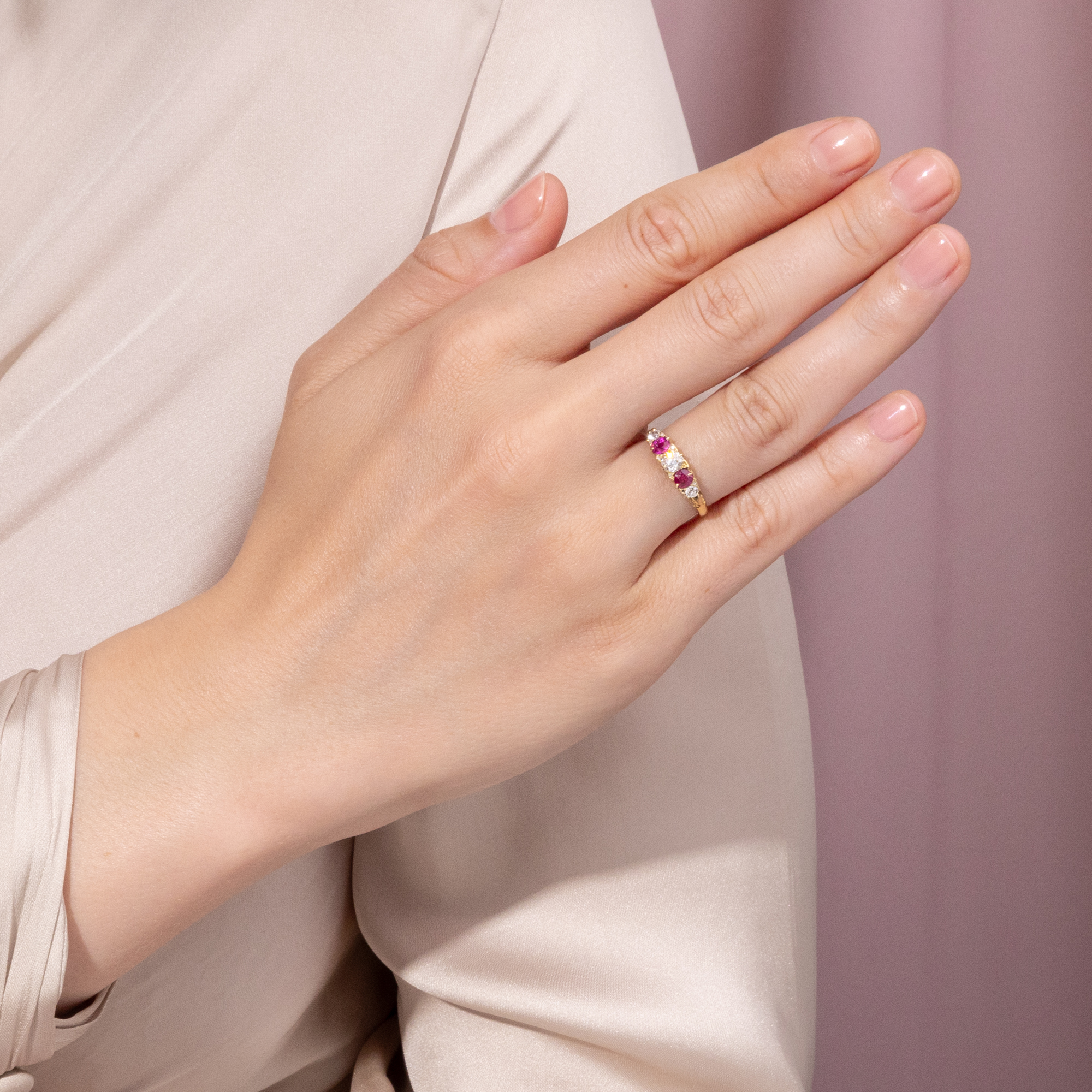 Antiker Ring mit Rubinen & Diamanten in Gold, England um 1900 Antiker Ring mit Rubinen & Diamanten in Gold, England um 1900