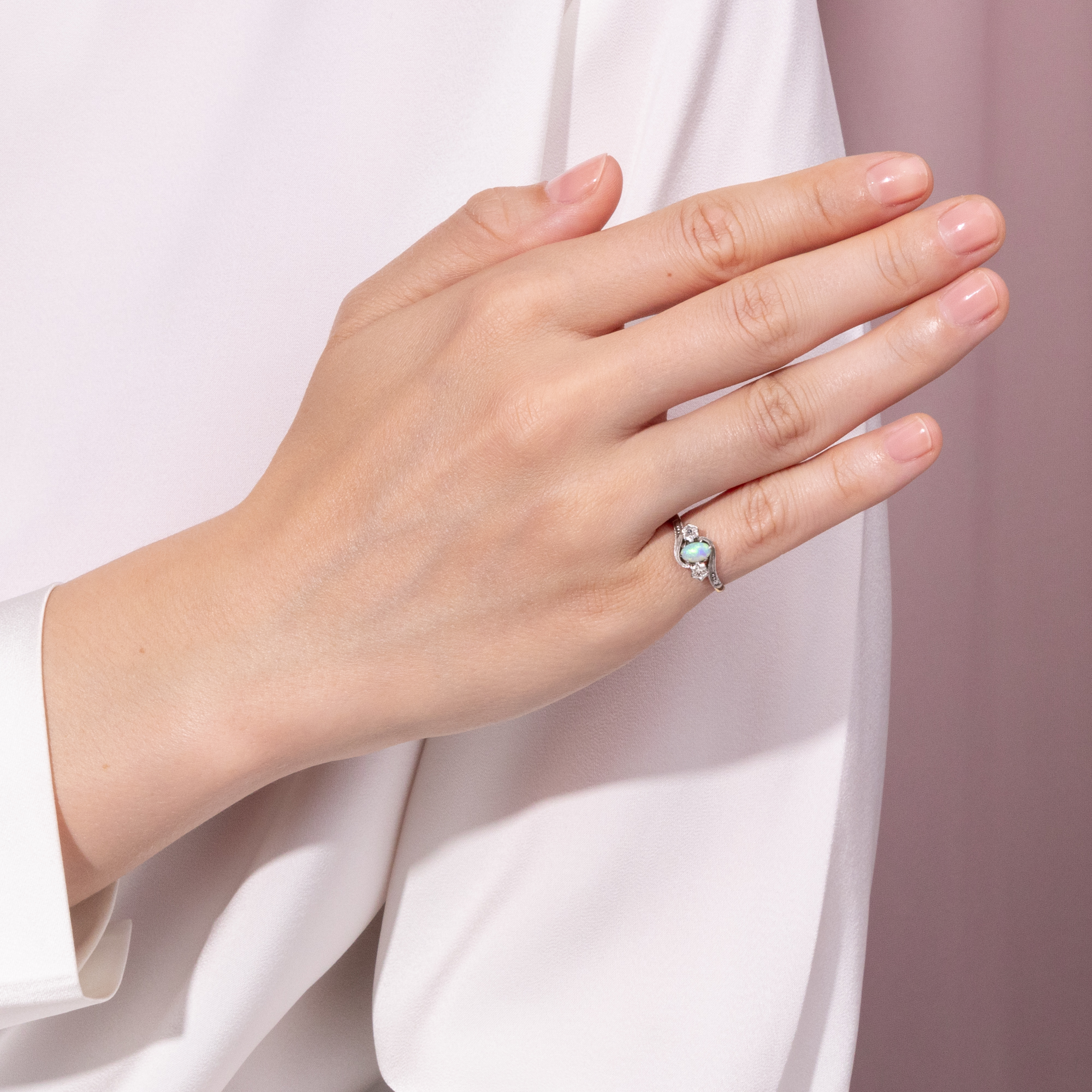 Feiner Ring mit australischem Opal & Diamanten in Gold & Platin, Großbritannien um 1920 Feiner Ring mit australischem Opal & Diamanten in Gold & Platin, Großbritannien um 1920