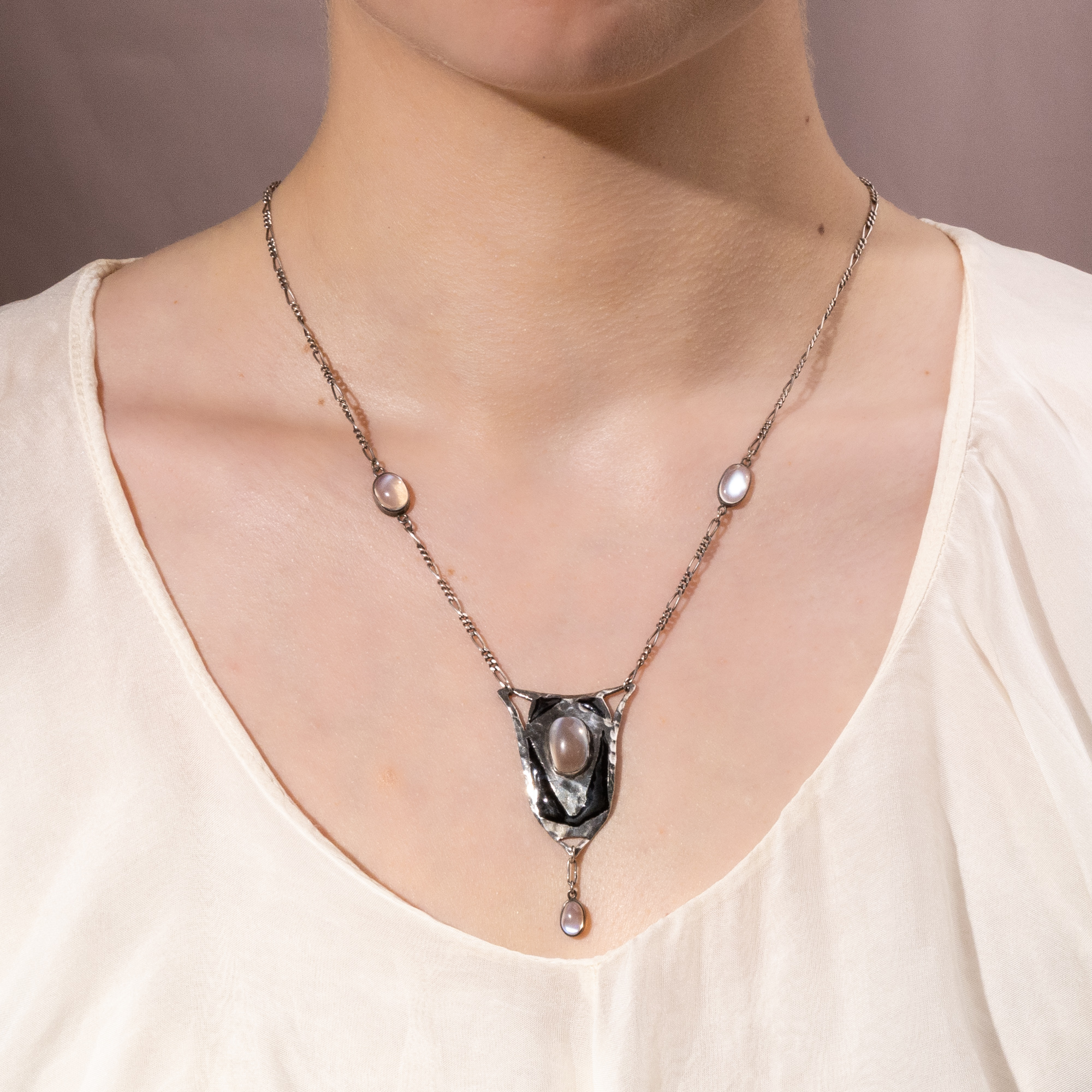 Ungewöhnliches Jugendstil-Collier mit Mondsteinen in Silber, um 1905 Ungewöhnliches Jugendstil-Collier mit Mondsteinen in Silber, um 1905