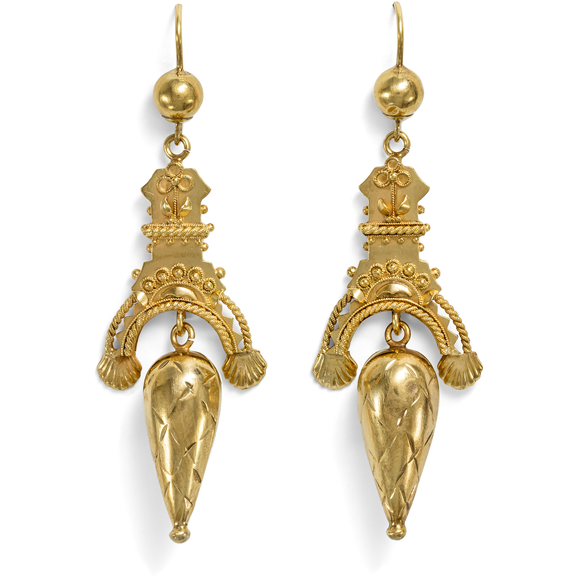 Lange Ohrringe aus Gold aus einer antiken Brosche, um 1880 & später Lange Ohrringe aus Gold aus einer antiken Brosche, um 1880 & später