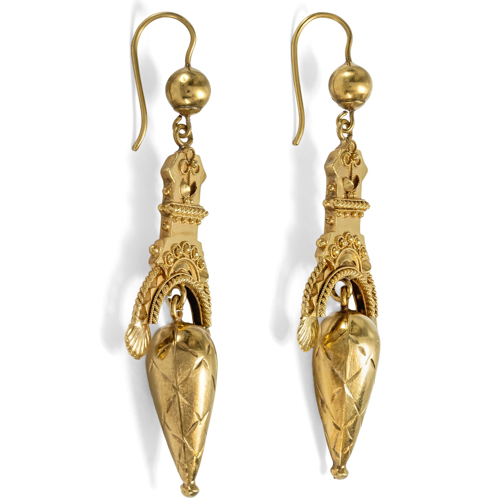 Lange Ohrringe aus Gold aus einer antiken Brosche, um 1880 & später Lange Ohrringe aus Gold aus einer antiken Brosche, um 1880 & später