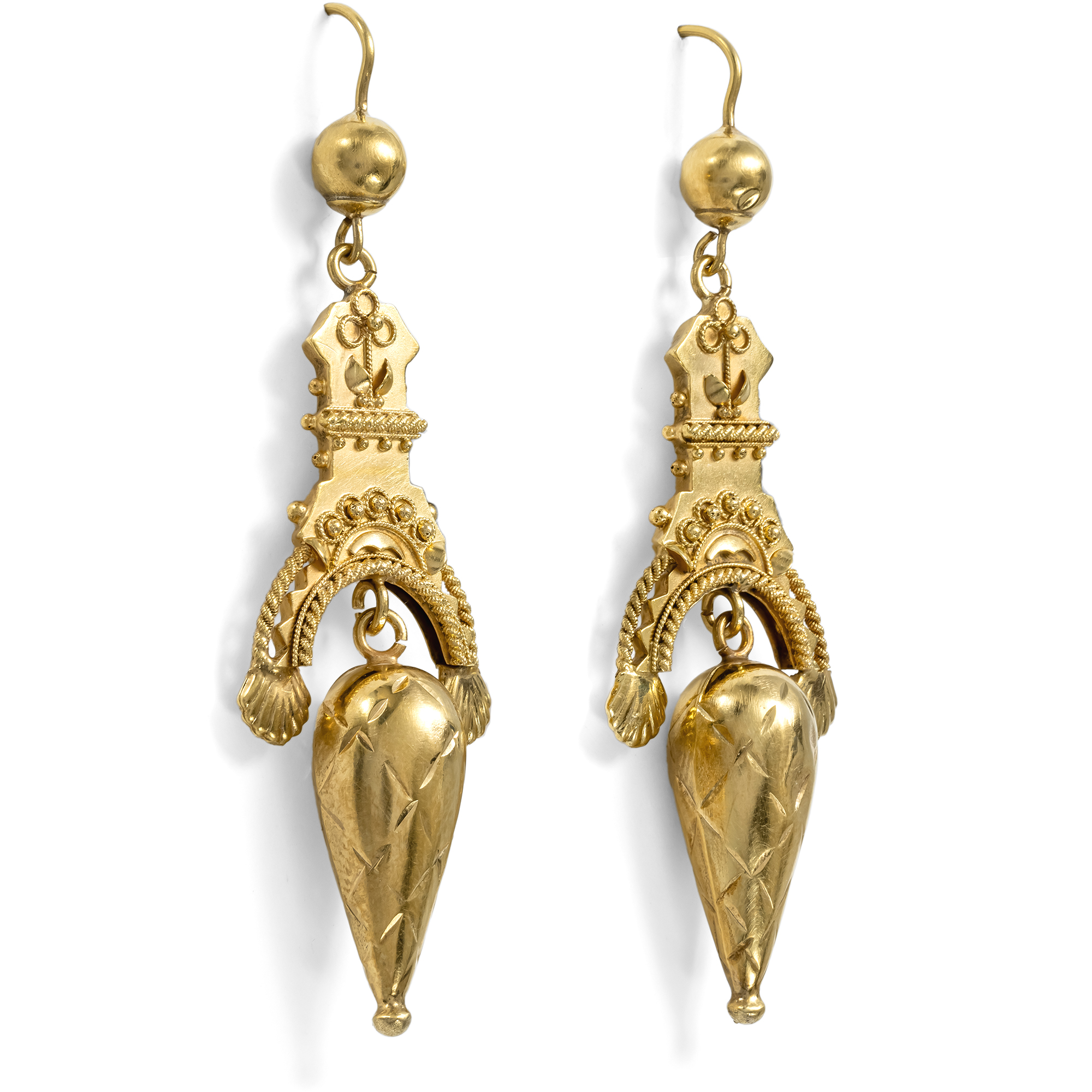 Lange Ohrringe aus Gold aus einer antiken Brosche, um 1880 & später Lange Ohrringe aus Gold aus einer antiken Brosche, um 1880 & später