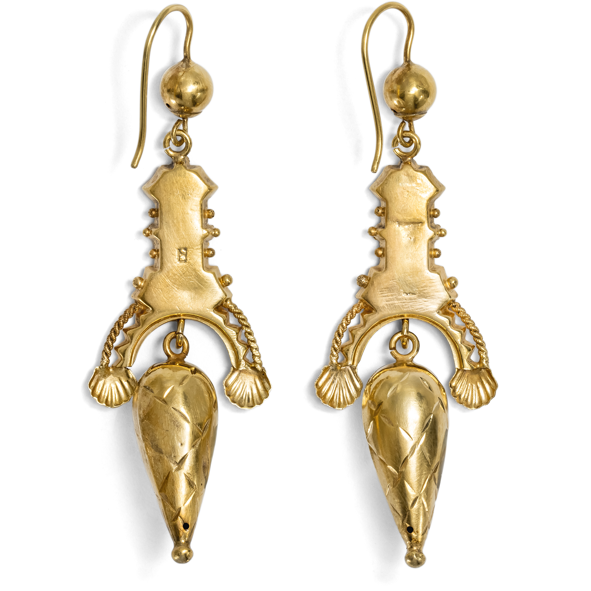 Lange Ohrringe aus Gold aus einer antiken Brosche, um 1880 & später Lange Ohrringe aus Gold aus einer antiken Brosche, um 1880 & später