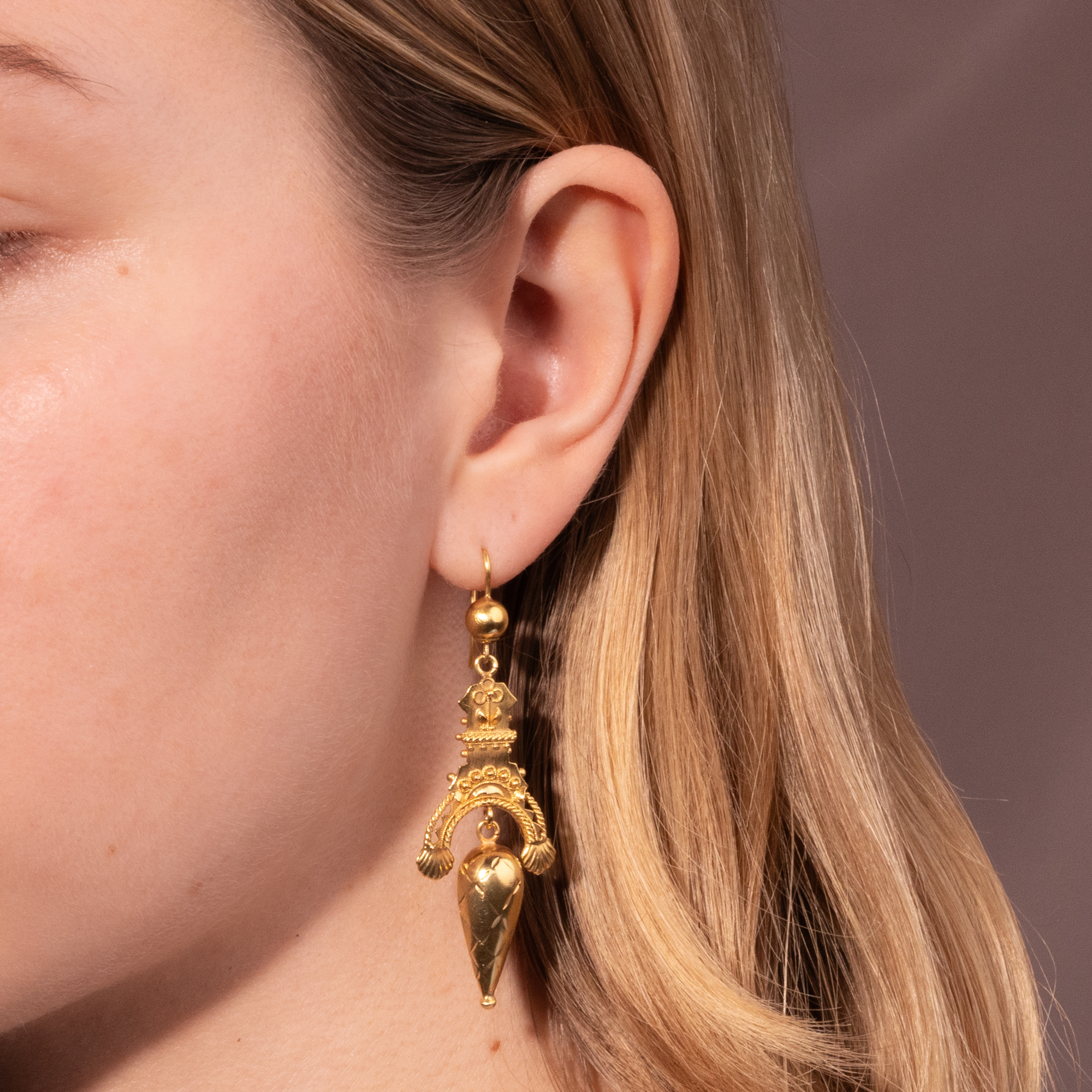 Lange Ohrringe aus Gold aus einer antiken Brosche, um 1880 & später Lange Ohrringe aus Gold aus einer antiken Brosche, um 1880 & später