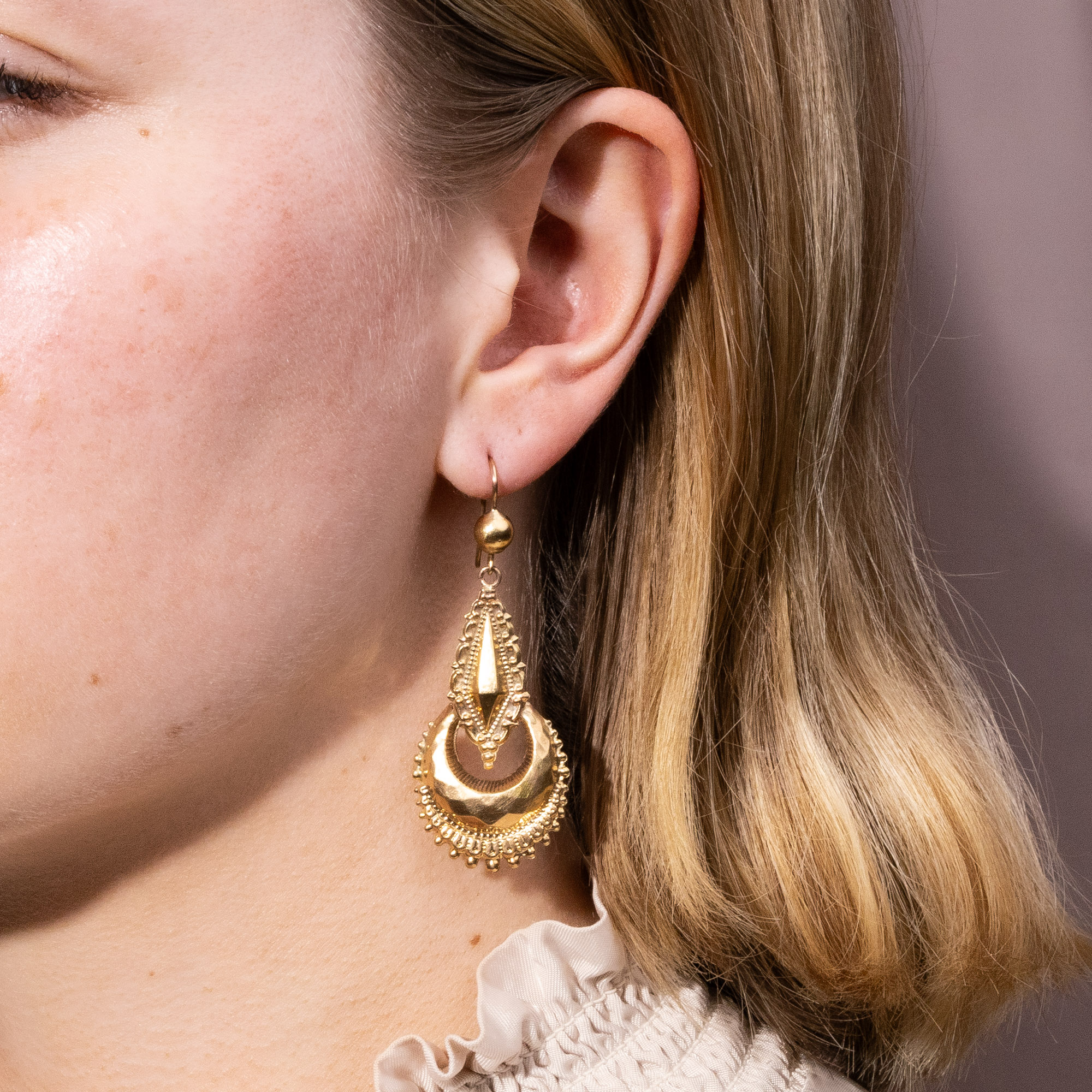 Elegante viktorianische Ohrringe aus rötlichem Gold, England um 1870 Elegante viktorianische Ohrringe aus rötlichem Gold, England um 1870