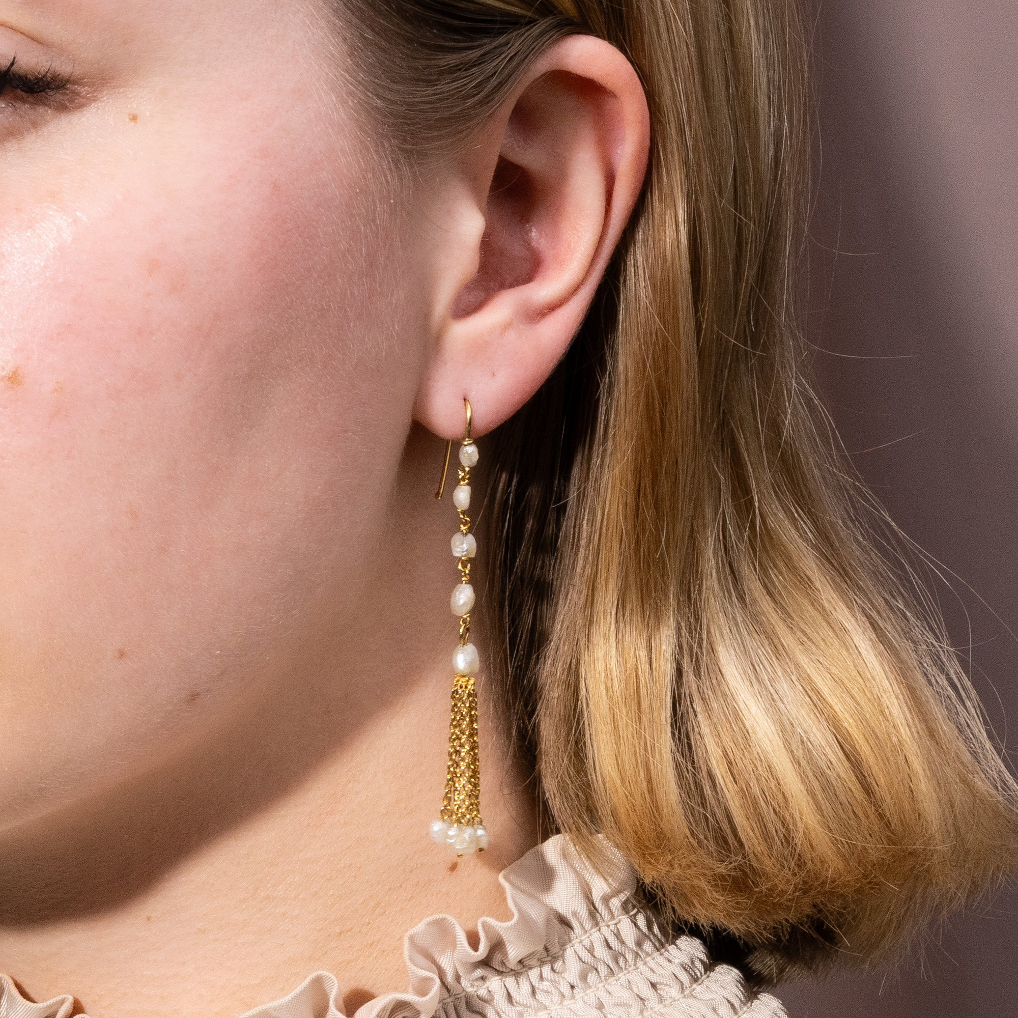 Elegante Ohrringe aus antiken Elementen mit Naturperlen & Gold, um 1910 & später Elegante Ohrringe aus antiken Elementen mit Naturperlen & Gold, um 1910 & später