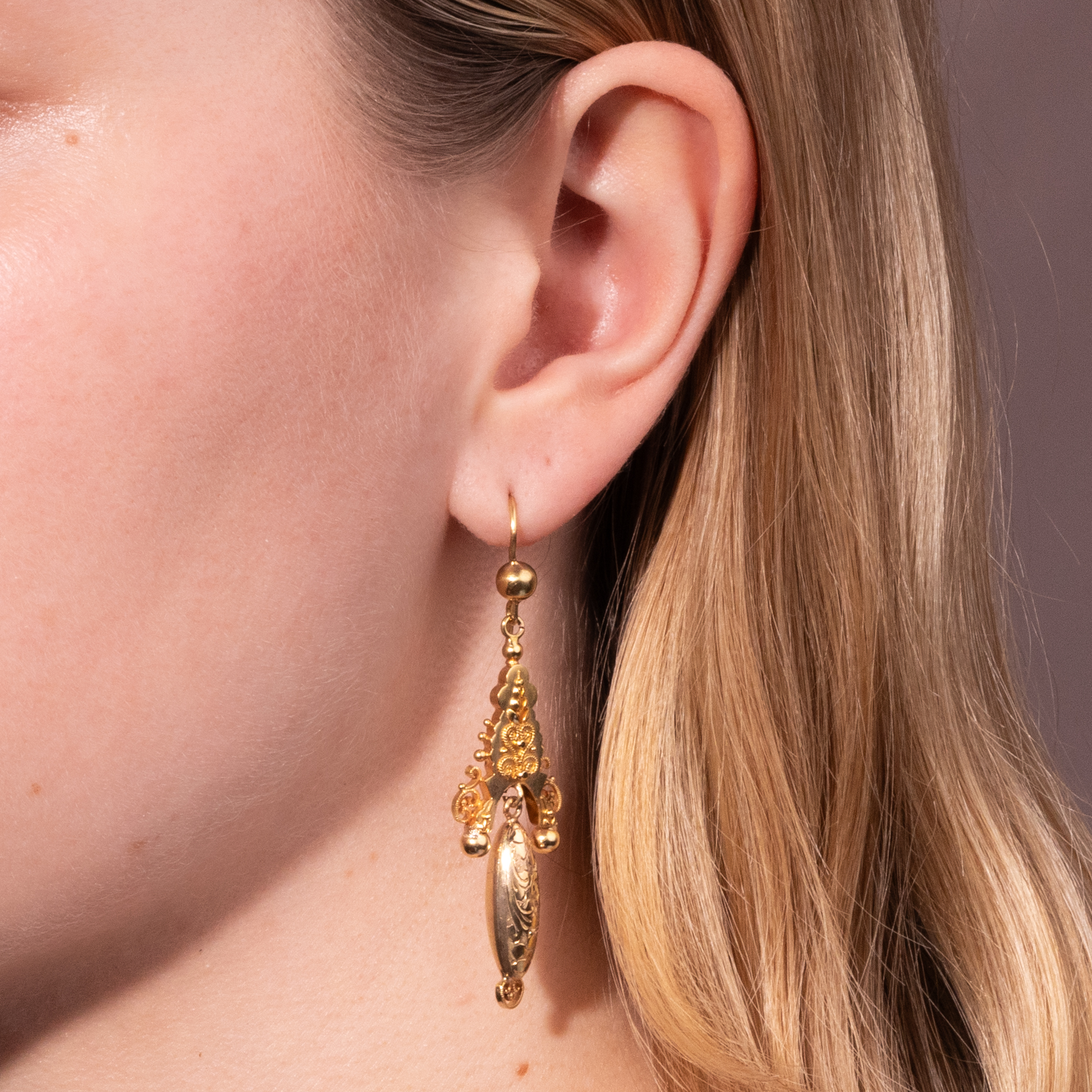 Lange Ohrringe aus Gold aus antiken Elementen, um 1880 & später Lange Ohrringe aus Gold aus antiken Elementen, um 1880 & später