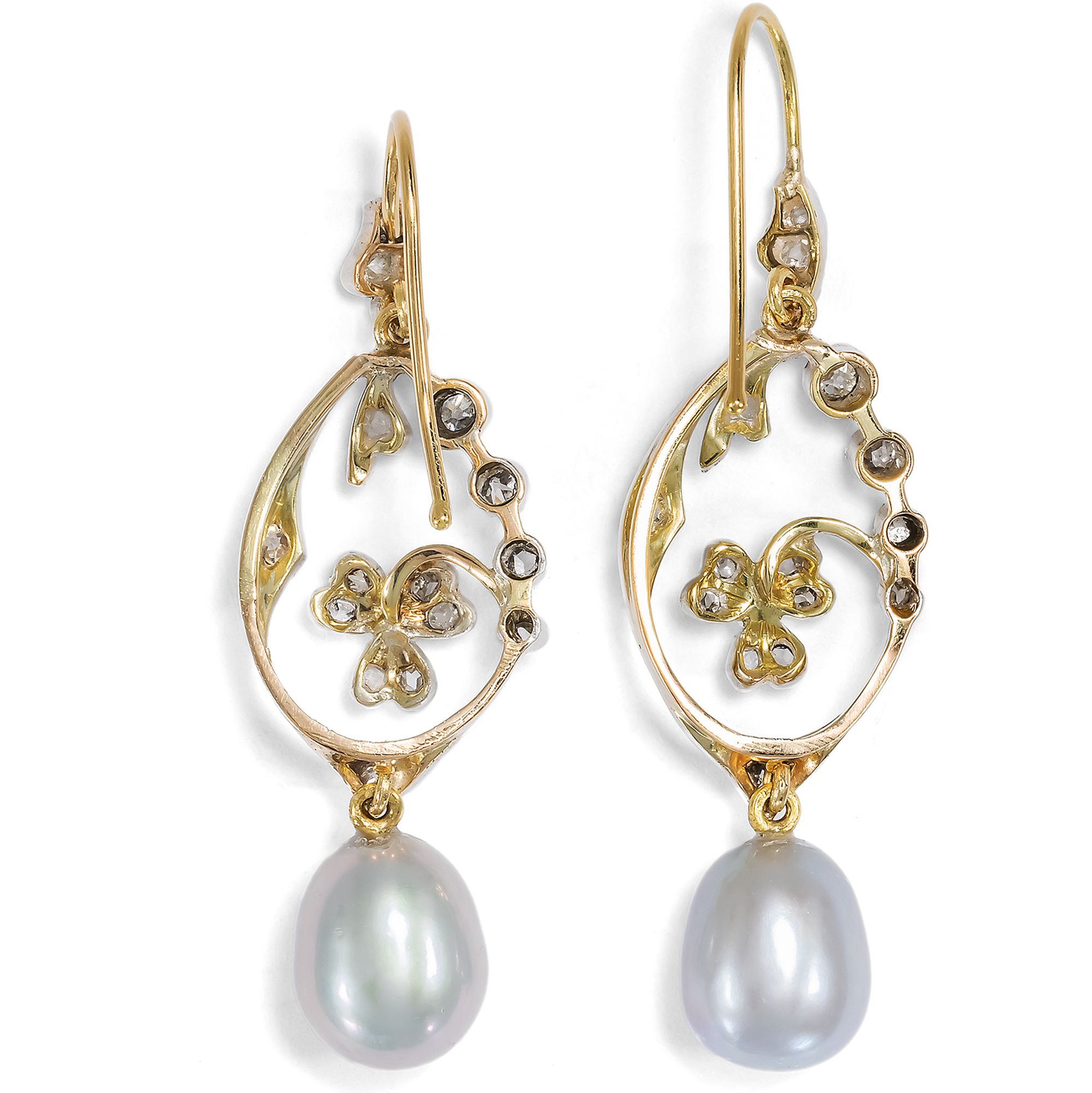 Traumhafte Ohrringe mit Diamanten aus antiken Elementen. um 1900 & später Traumhafte Ohrringe mit Diamanten aus antiken Elementen. um 1900 & später