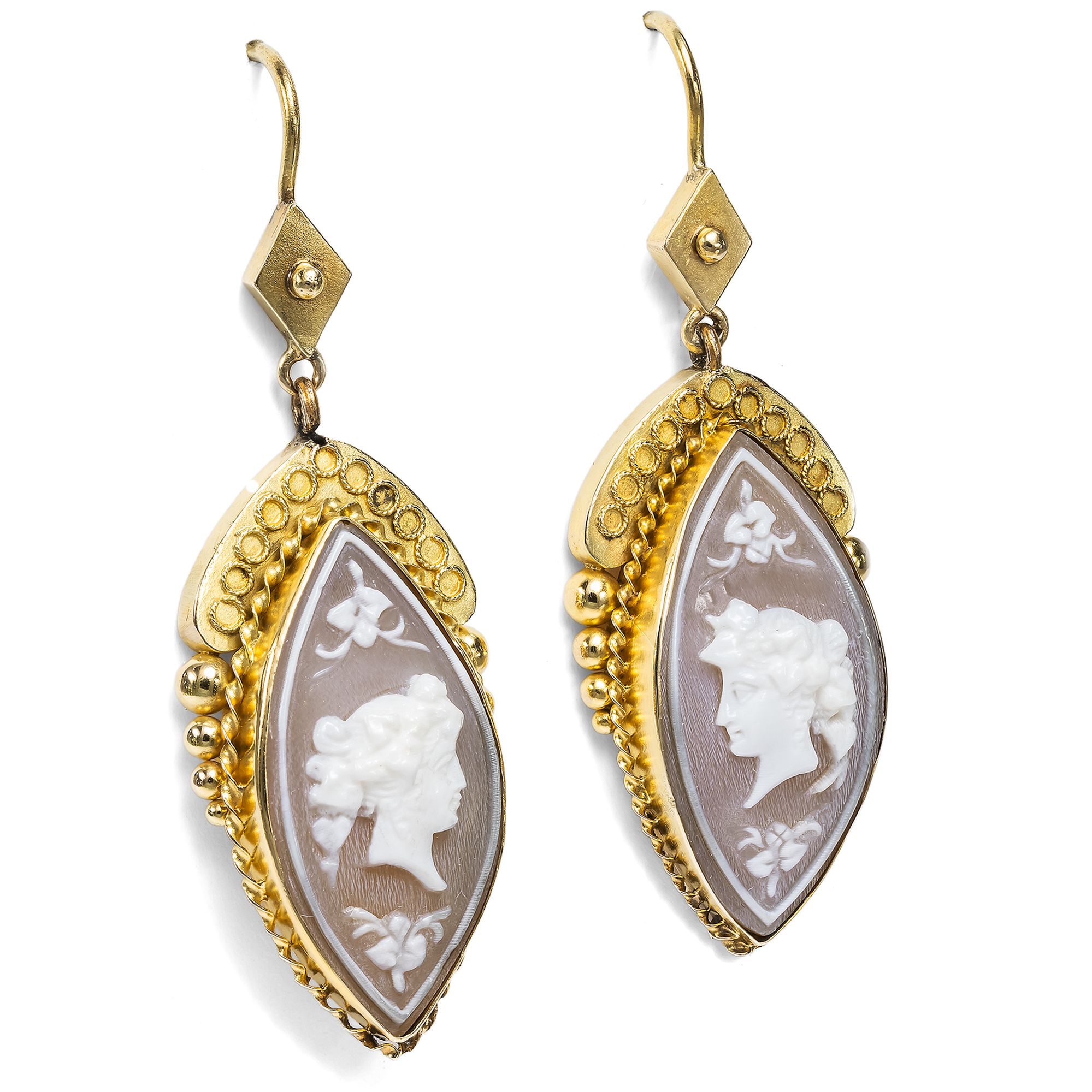 Prachtvolle Ohrringe mit Muschelgemmen in Gold, um 1870 Prachtvolle Ohrringe mit Muschelgemmen in Gold, um 1870