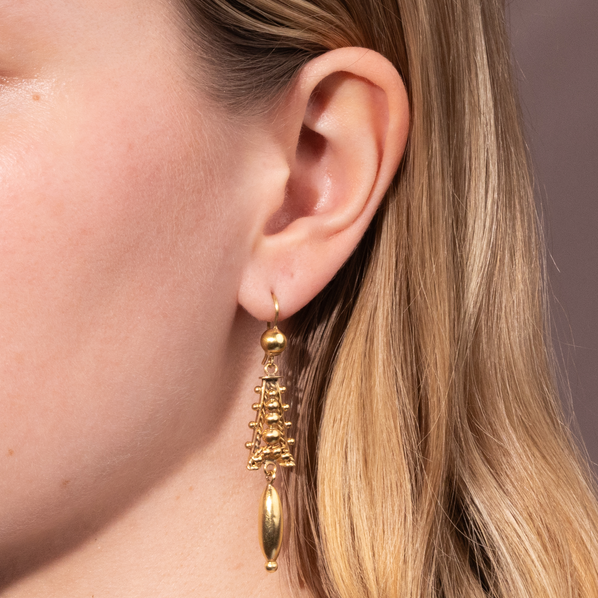 Ungewöhnliche Ohrringe als Mariage aus alten Teilen, England um 1880 und später Ungewöhnliche Ohrringe als Mariage aus alten Teilen, England um 1880 und später