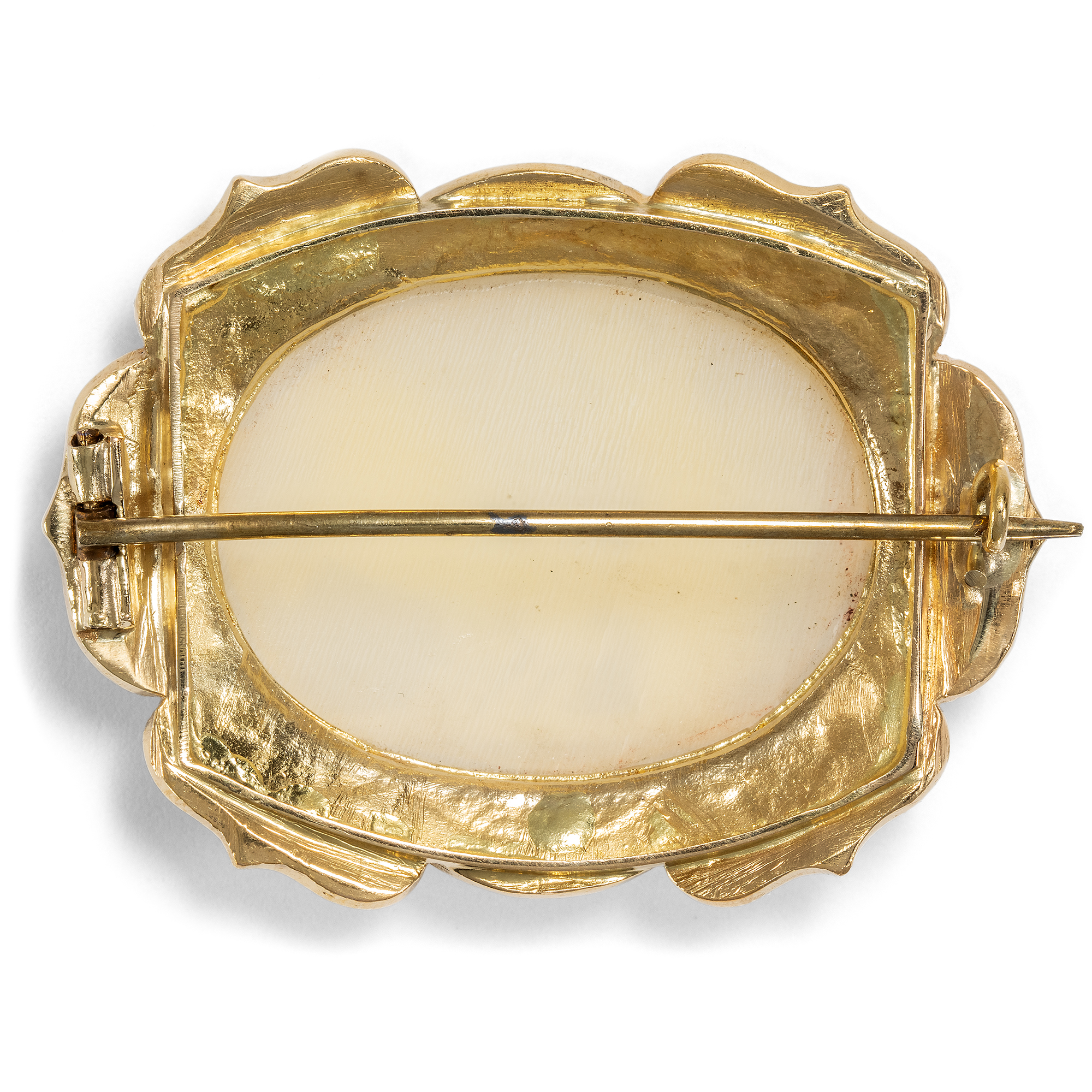 Antike Muschelkamee in neugotischer Goldfassung als Brosche, um 1845 Antike Muschelkamee in neugotischer Goldfassung als Brosche, um 1845