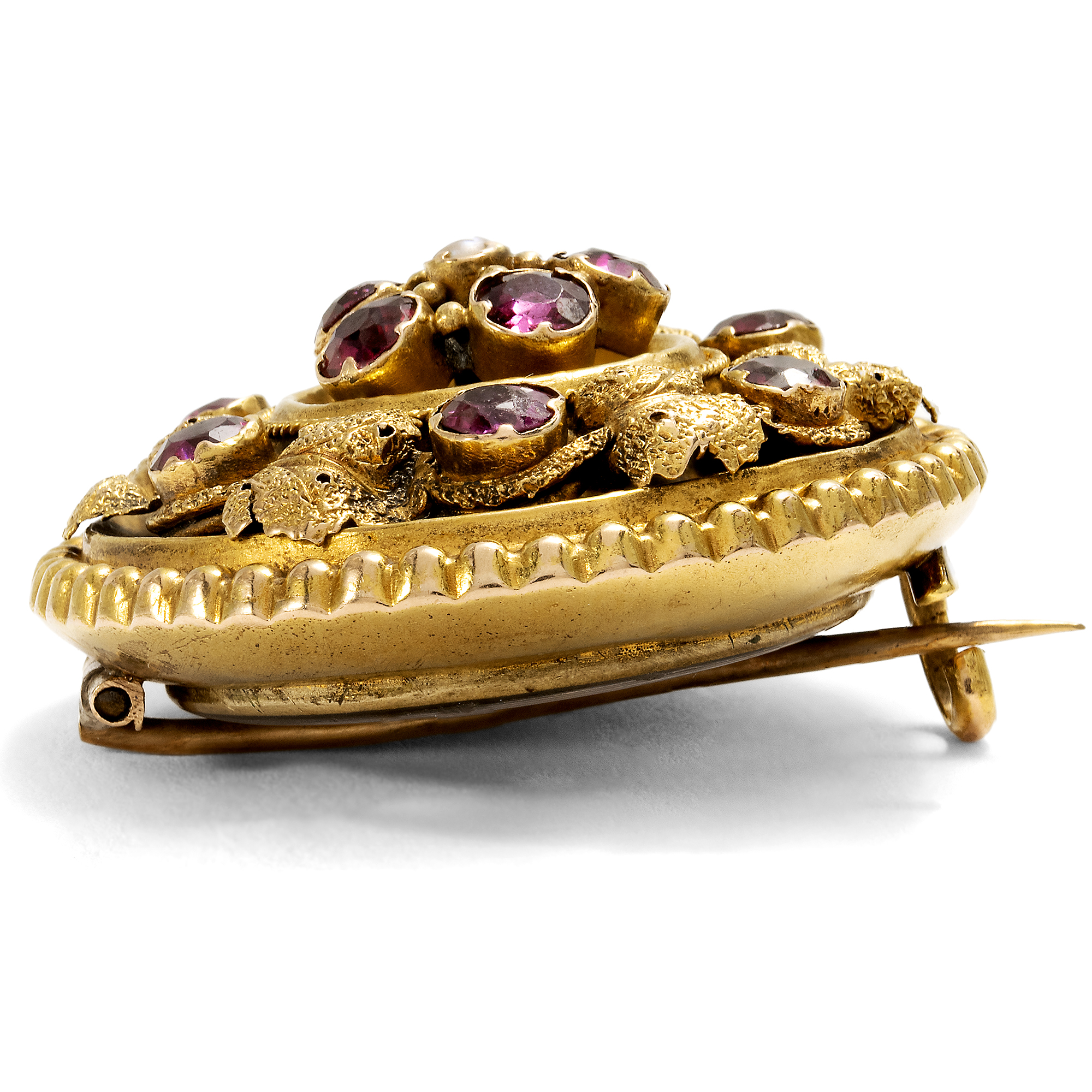 Antike Medaillon-Brosche mit Almandinen und Perle in Gold, um 1865 Antike Medaillon-Brosche mit Almandinen und Perle in Gold, um 1865