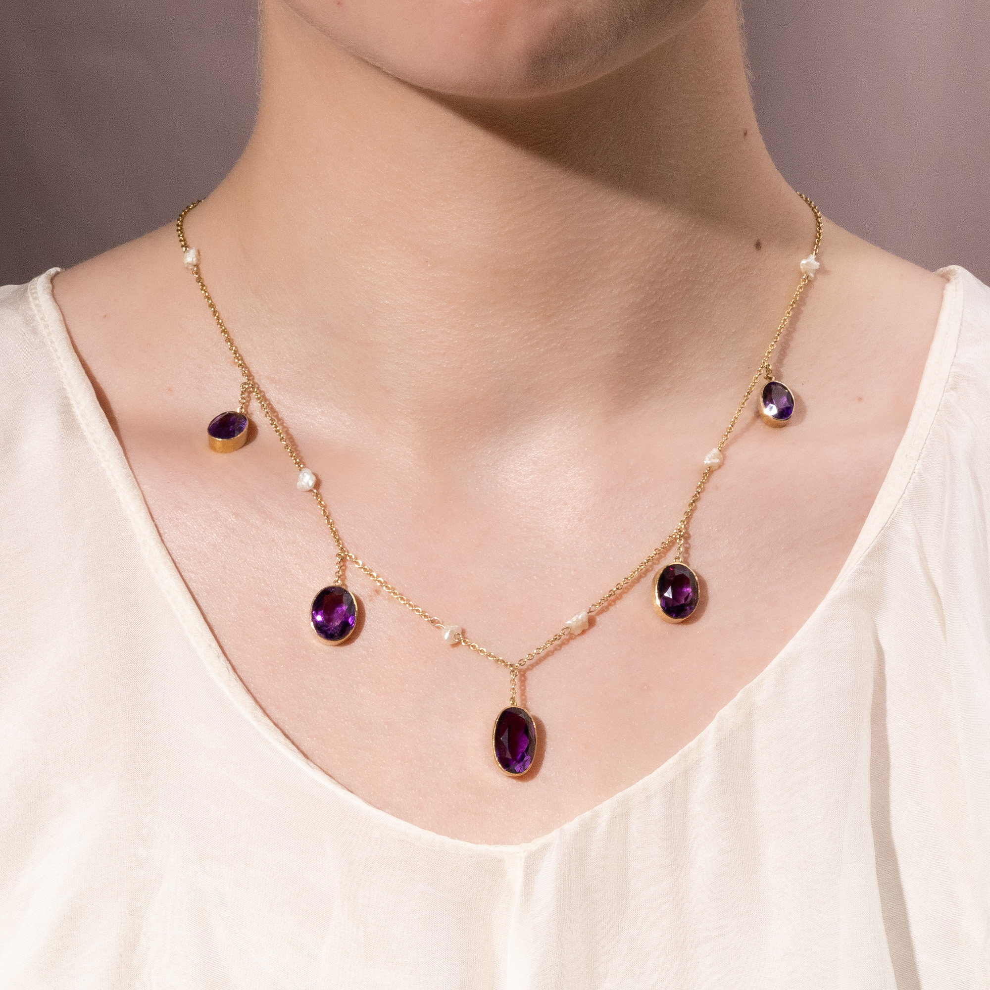 Elegantes antikes Collier mit Amethysten & Flussperlen in Gold, Großbritannien um 1905 Elegantes antikes Collier mit Amethysten & Flussperlen in Gold, Großbritannien um 1905