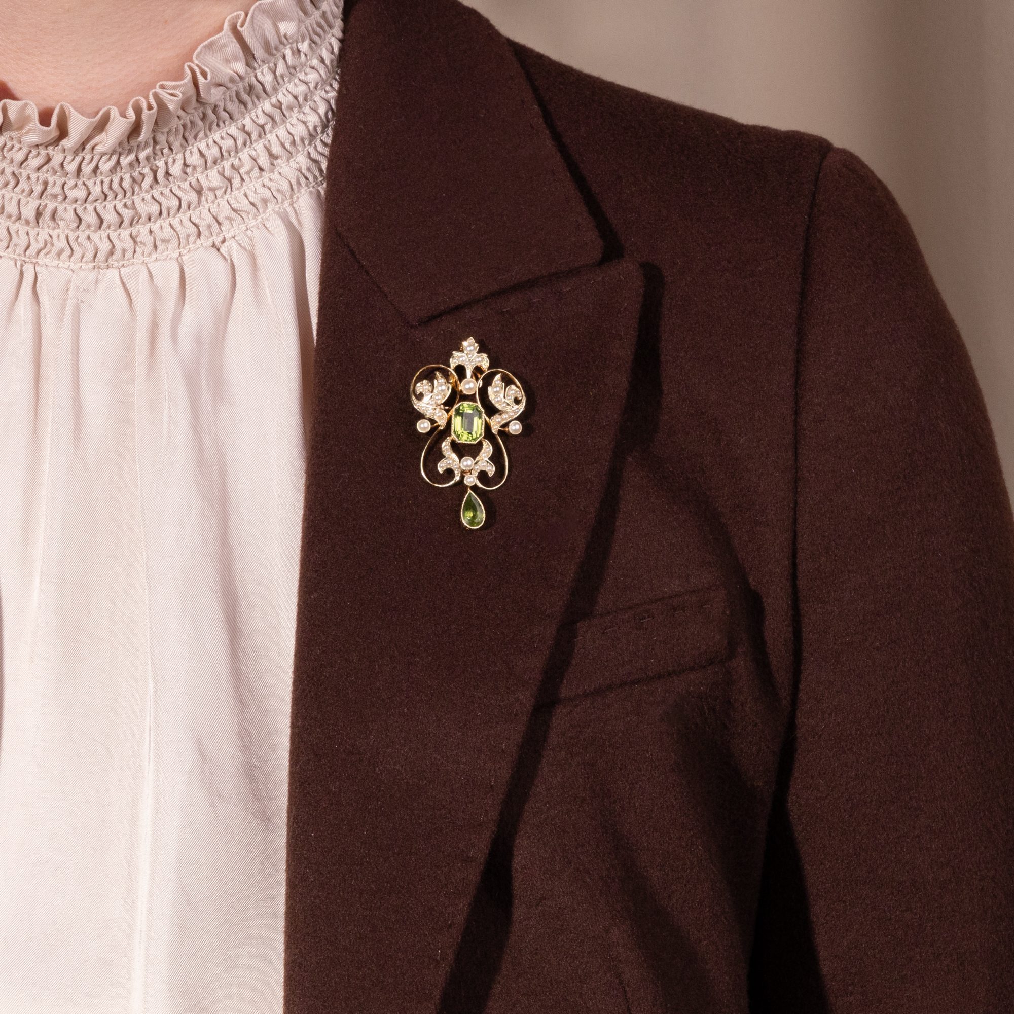 Elegante Anhänger-Brosche mit Peridoten & Perlen in Gold, Großbritannien um 1905 Elegante Anhänger-Brosche mit Peridoten & Perlen in Gold, Großbritannien um 1905