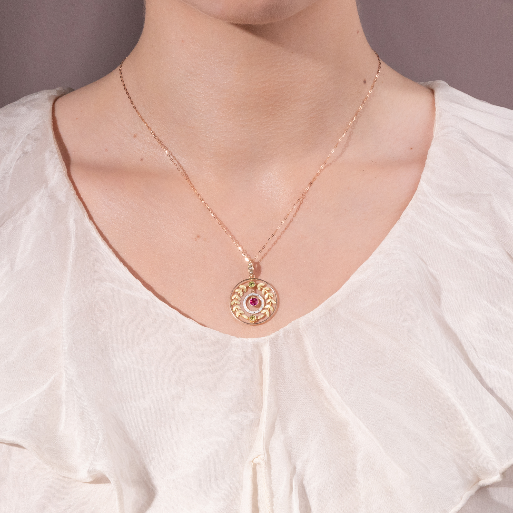Elegantes Collier mit synthetischem Rubin, Peridot & Perlen in Gold, um 1910 Elegantes Collier mit synthetischem Rubin, Peridot & Perlen in Gold, um 1910