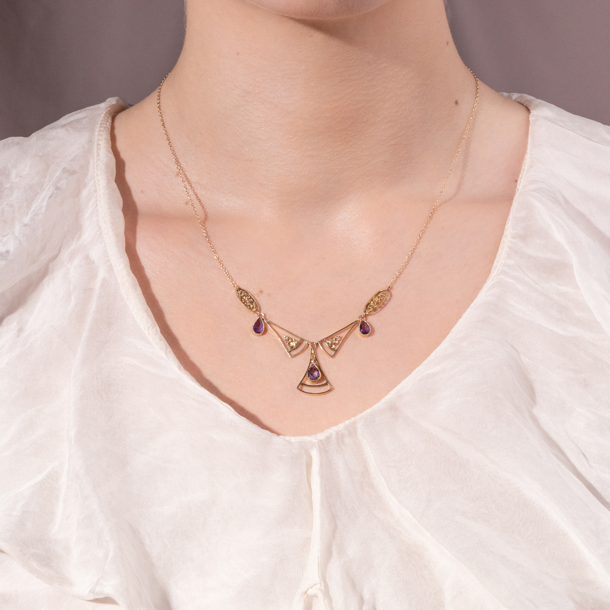 Zartes Collier mit Amethysten in Gold, Großbritannien um 1920 Zartes Collier mit Amethysten in Gold, Großbritannien um 1920