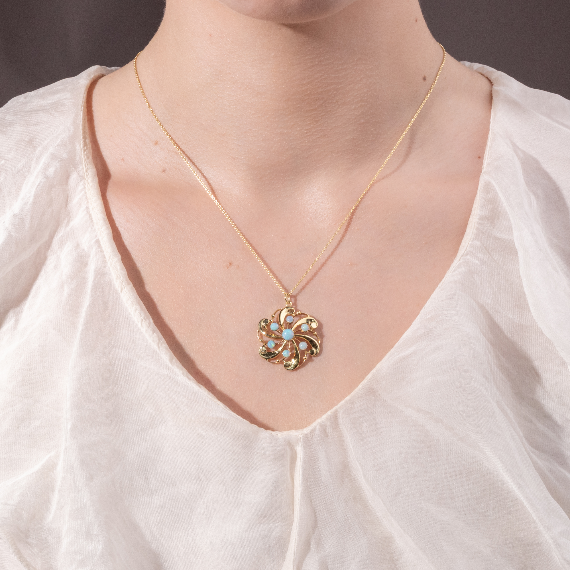 Zarter Anhänger aus Gold & Opalen, Großbritannien um 1910 Zarter Anhänger aus Gold & Opalen, Großbritannien um 1910