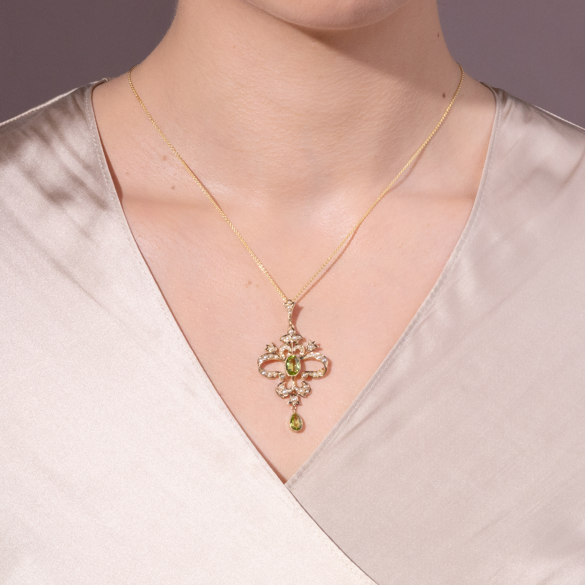 Zarter Anhänger aus Gold mit Peridot & Perlen, Großbritannien um 1905 Zarter Anhänger aus Gold mit Peridot & Perlen, Großbritannien um 1905