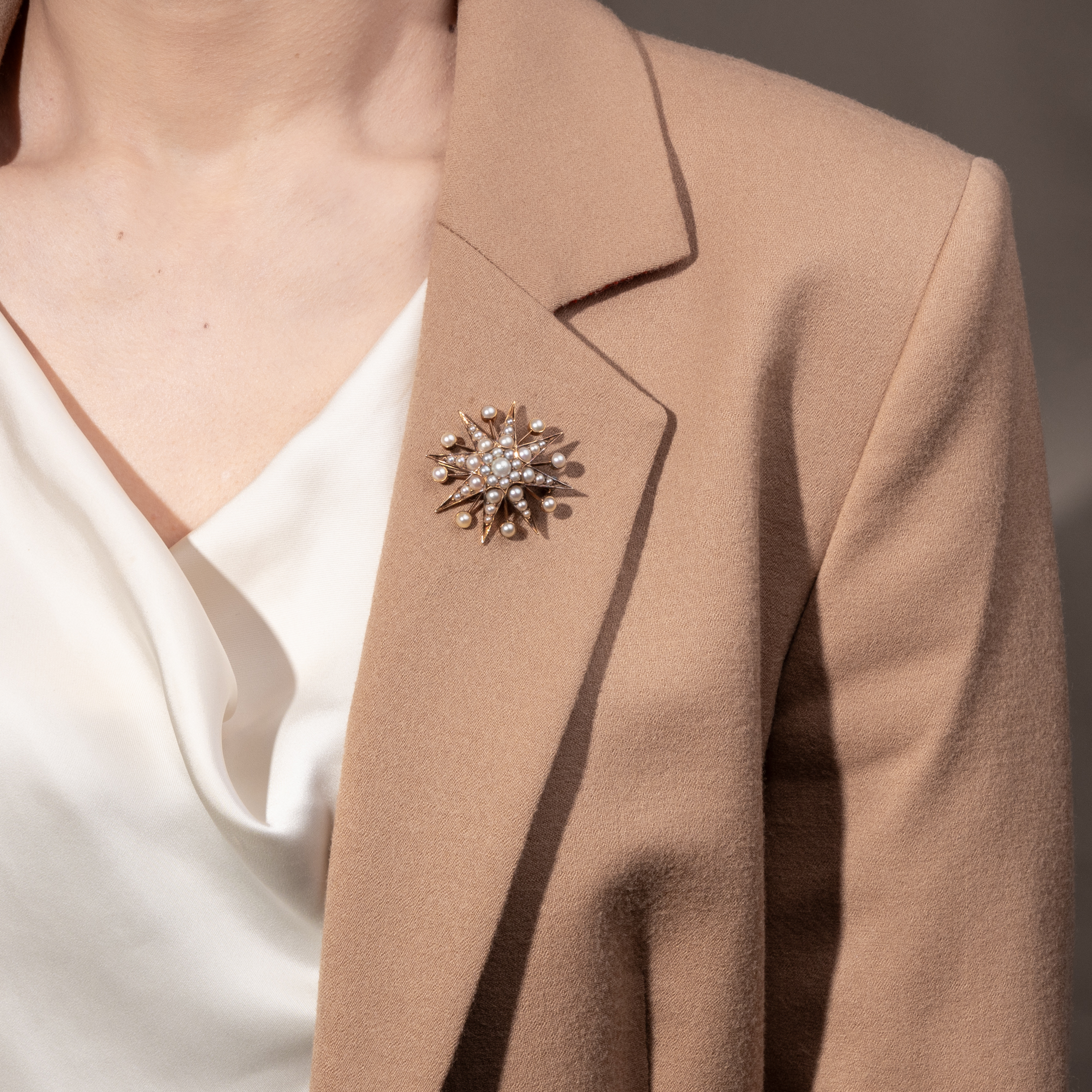 Antiker Stern mit Naturperlen in Gold als Brosche, Großbritannien um 1890 Antiker Stern mit Naturperlen in Gold als Brosche, Großbritannien um 1890