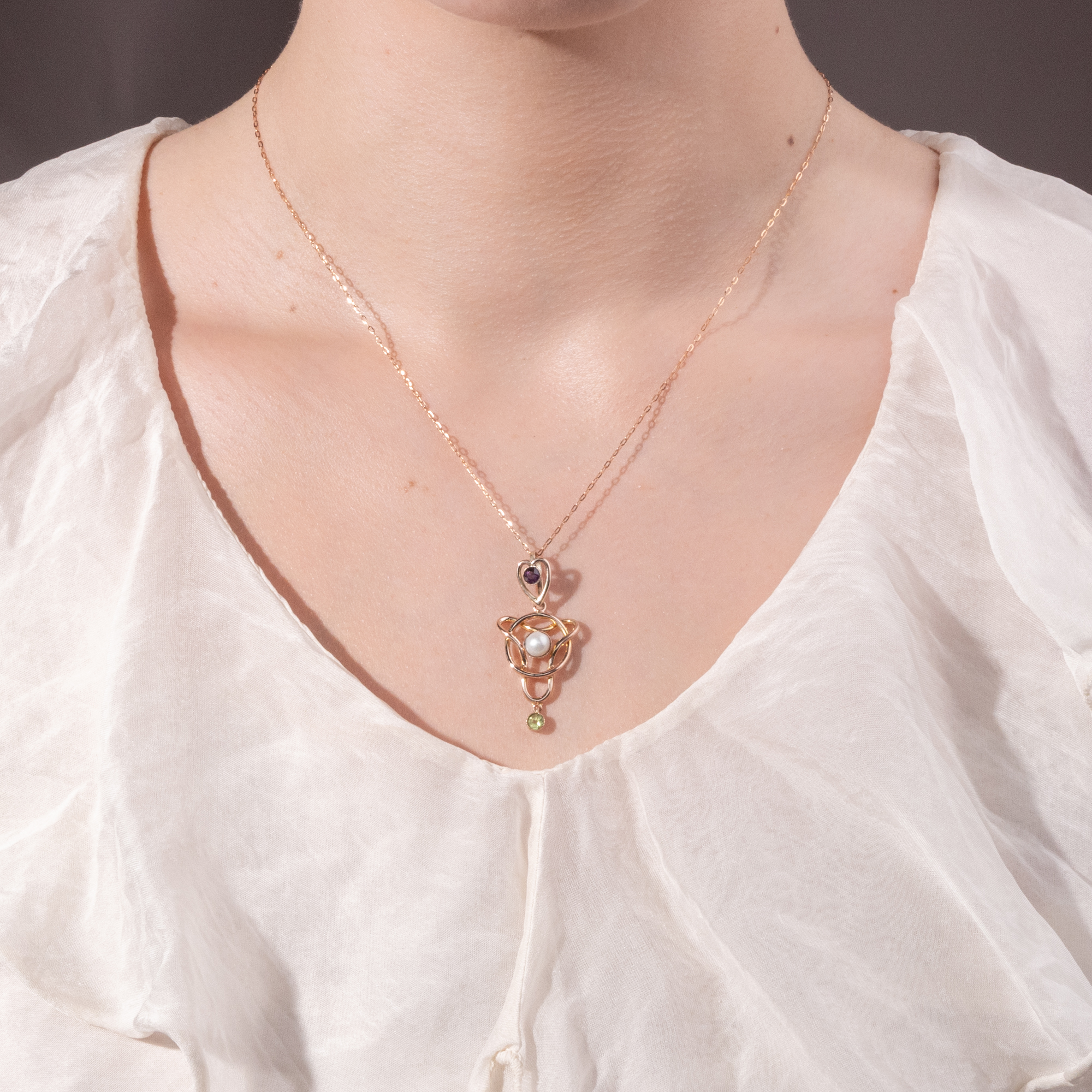 Anhänger in den Farben der Suffragetten mit Amethyst, Perlen & Peridot, England um 1910 & später Anhänger in den Farben der Suffragetten mit Amethyst, Perlen & Peridot, England um 1910 & später