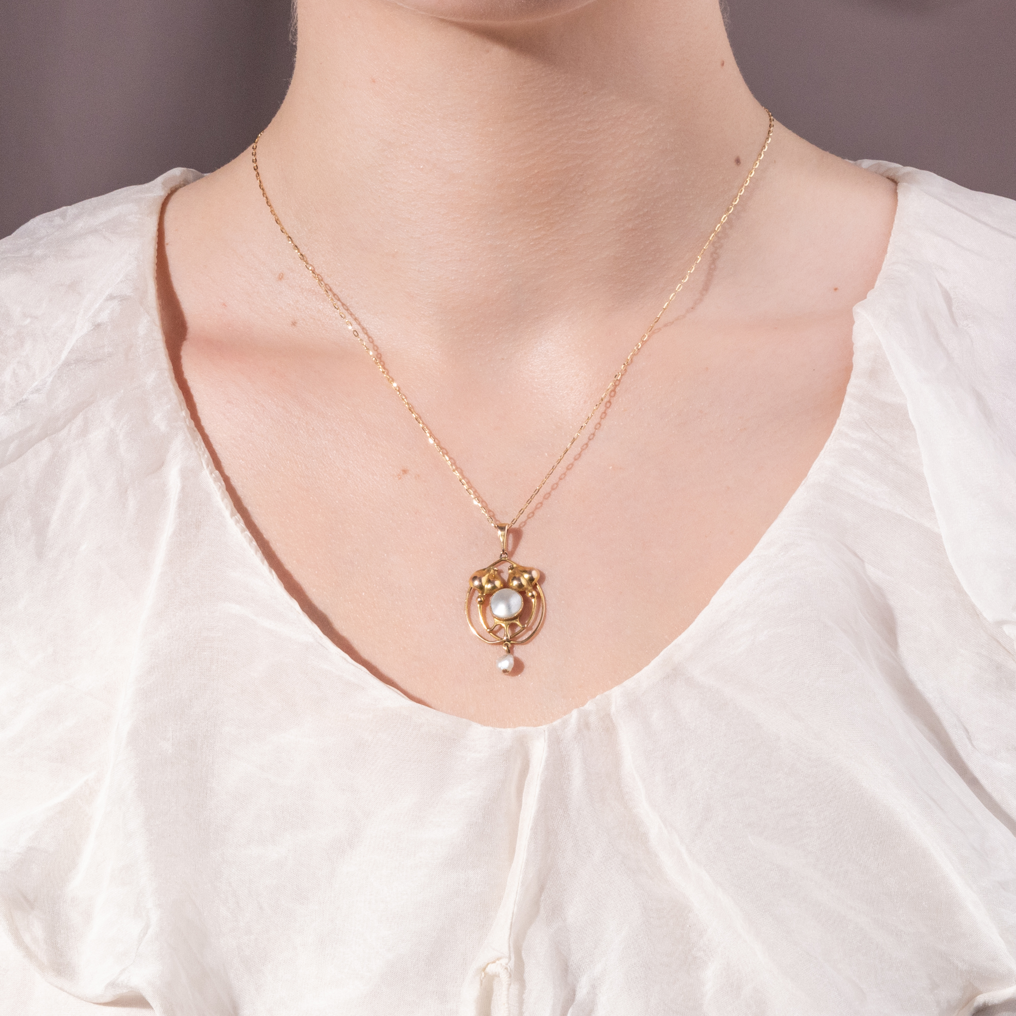 Antiker „Arts & Crafts“ Anhänger mit Perlen in Gold, Großbritannien um 1905 Antiker „Arts & Crafts“ Anhänger mit Perlen in Gold, Großbritannien um 1905