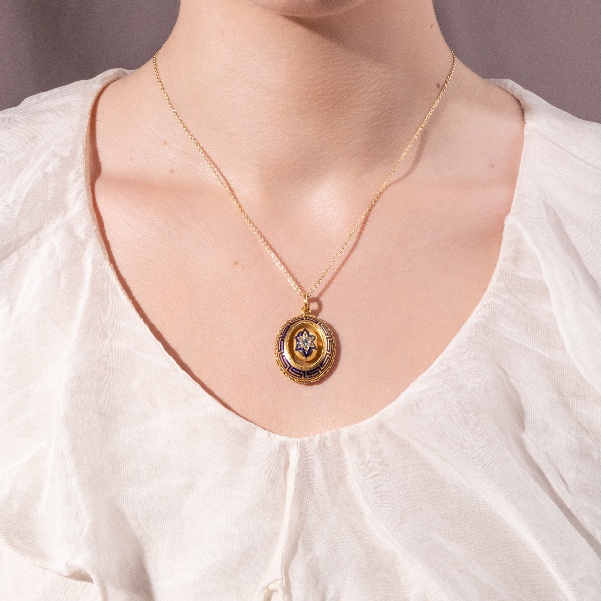 Antiker Anhänger mit Diamanten in Gold & Medaillonfach, um 1870 Antiker Anhänger mit Diamanten in Gold & Medaillonfach, um 1870