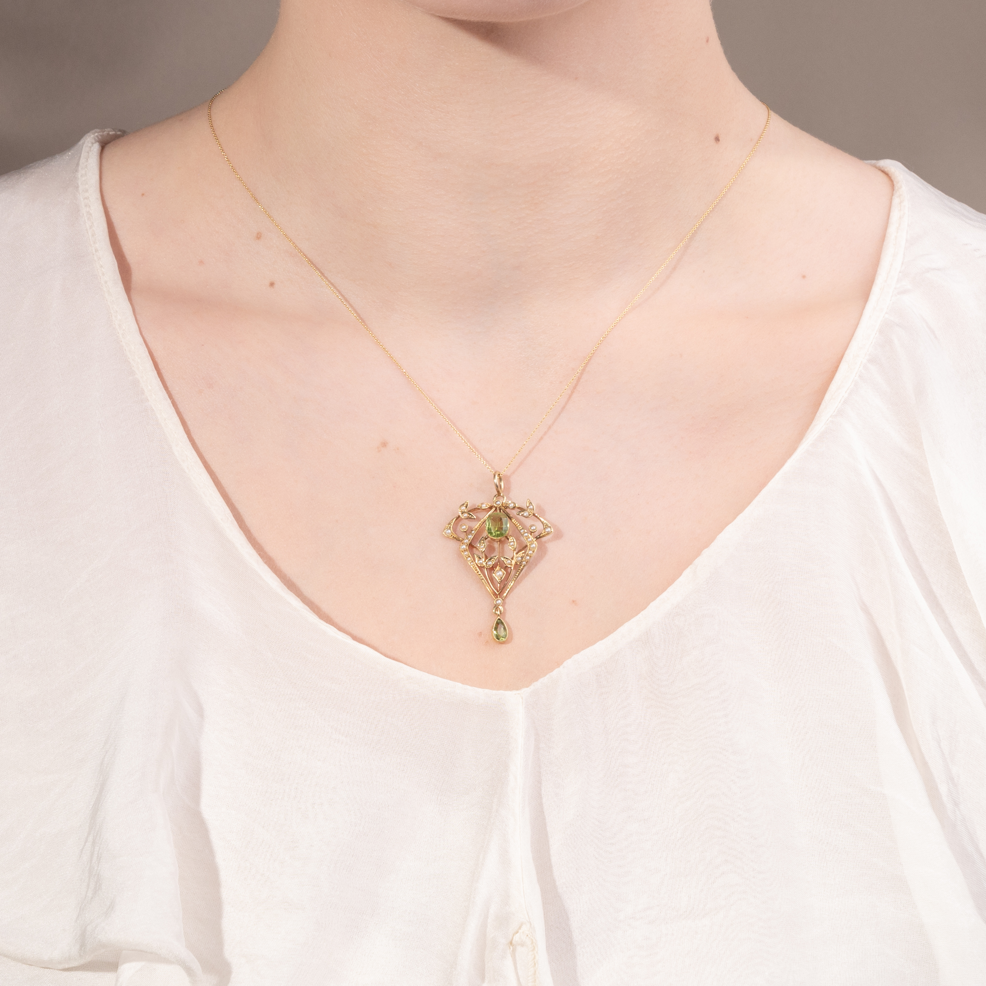 Eleganter Anhänger mit Peridot & Perlen in Gold, Großbritannien um 1910 Eleganter Anhänger mit Peridot & Perlen in Gold, Großbritannien um 1910