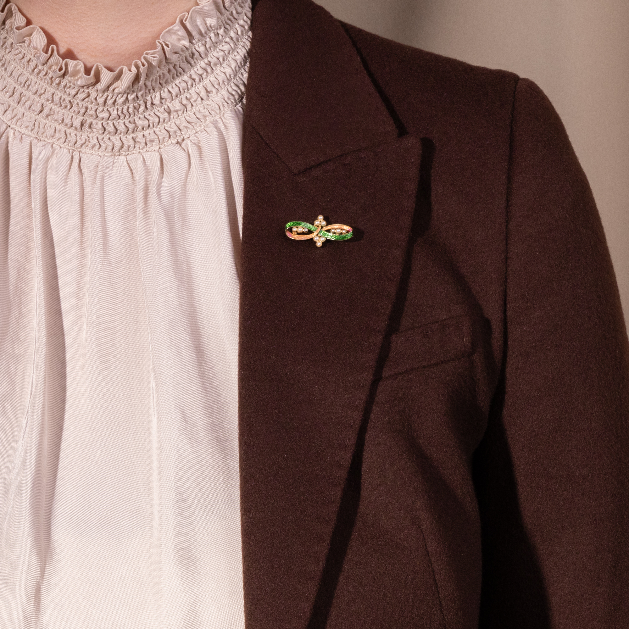 Antike Brosche mit Saatperlen & Transluzid-Email in Gold, Großbritannien um 1900 Antike Brosche mit Saatperlen & Transluzid-Email in Gold, Großbritannien um 1900