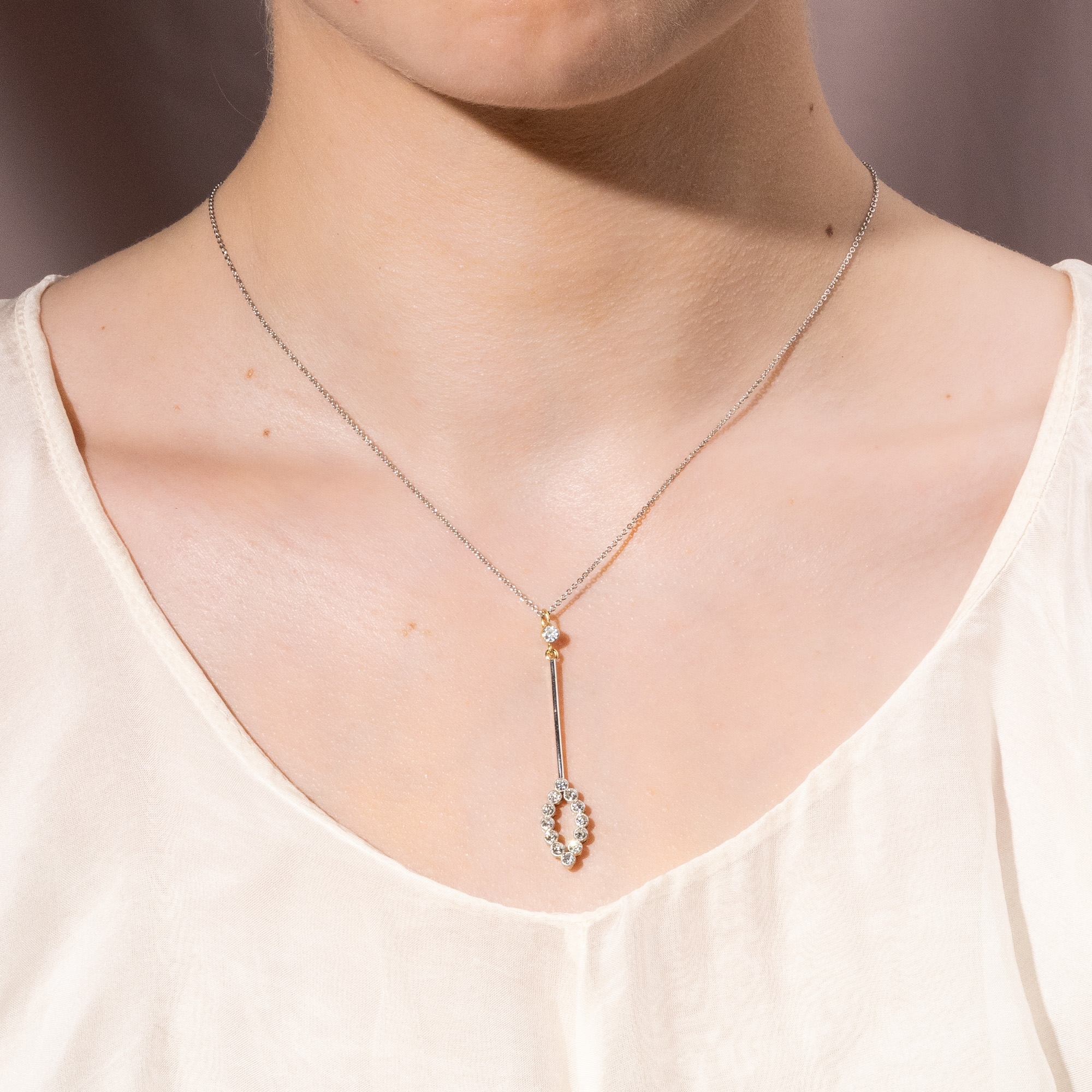 Eleganter Anhänger mit Diamanten in Platin aus einer antiken Brosche, um 1915 & später Eleganter Anhänger mit Diamanten in Platin aus einer antiken Brosche, um 1915 & später